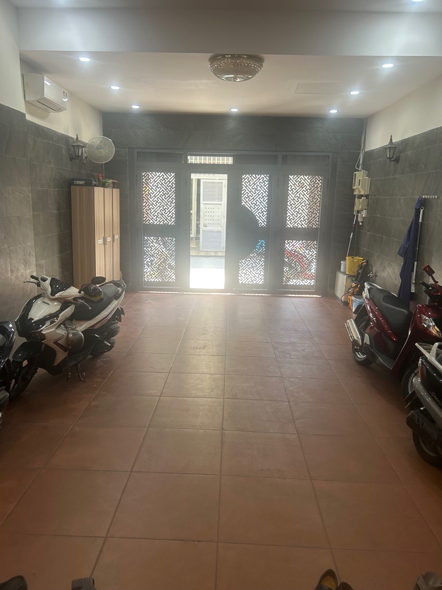 Bán nhà mặt phố 5 tầng tại Quận Tân Phú, diện tích 134m², thiết kế 8 phòng ngủ