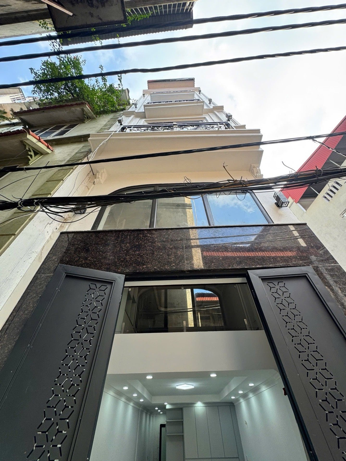 Nhà 7 tầng hiện đại ngay chợ Văn Điển, thang máy xịn, tầm view siêu thoáng