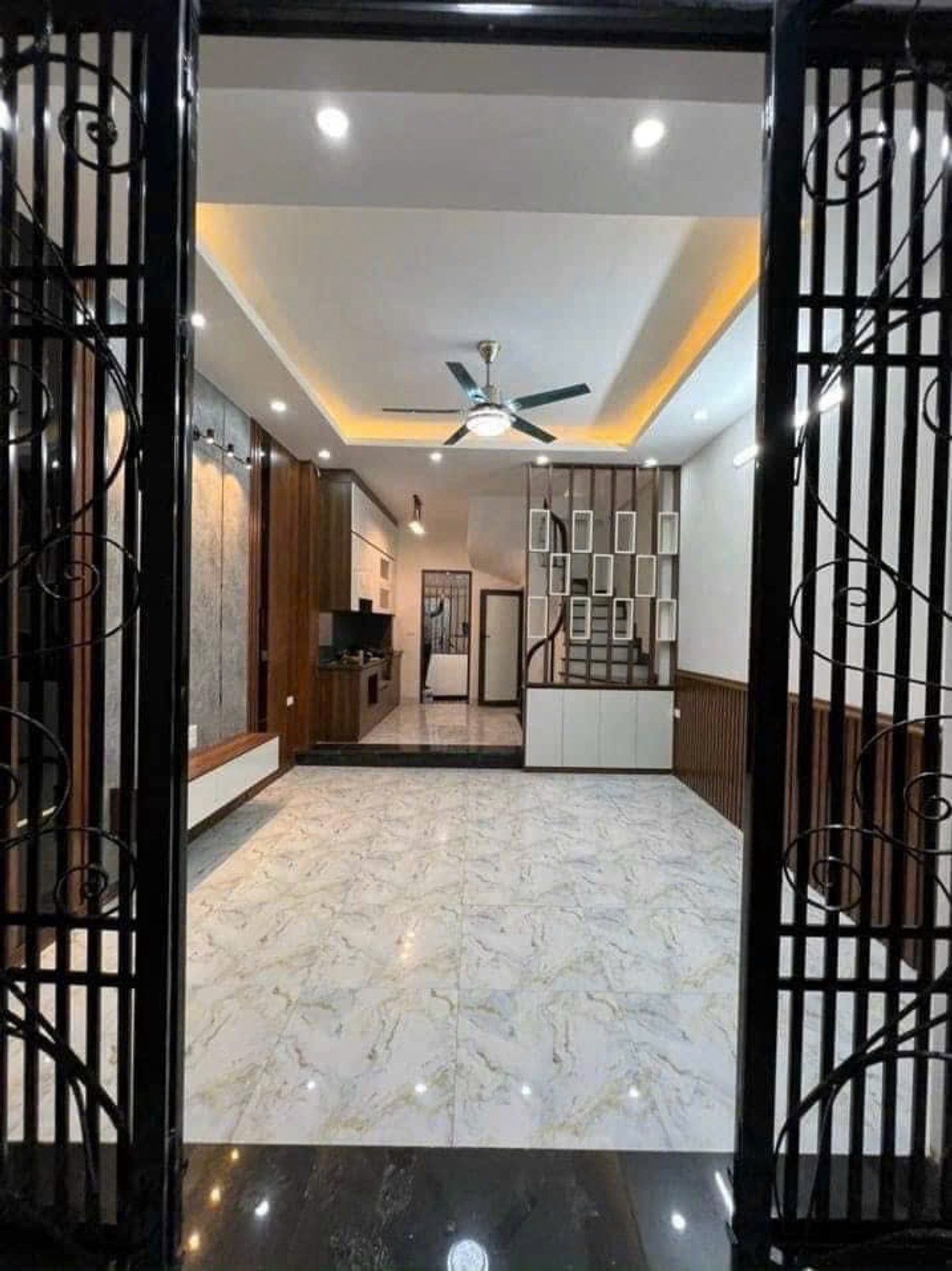 Nhà Lô Góc 5 Tầng Bán Trung Tâm Cầu Giấy - Sáng Mát, Dòng Tiền 13 Triệu/Tháng