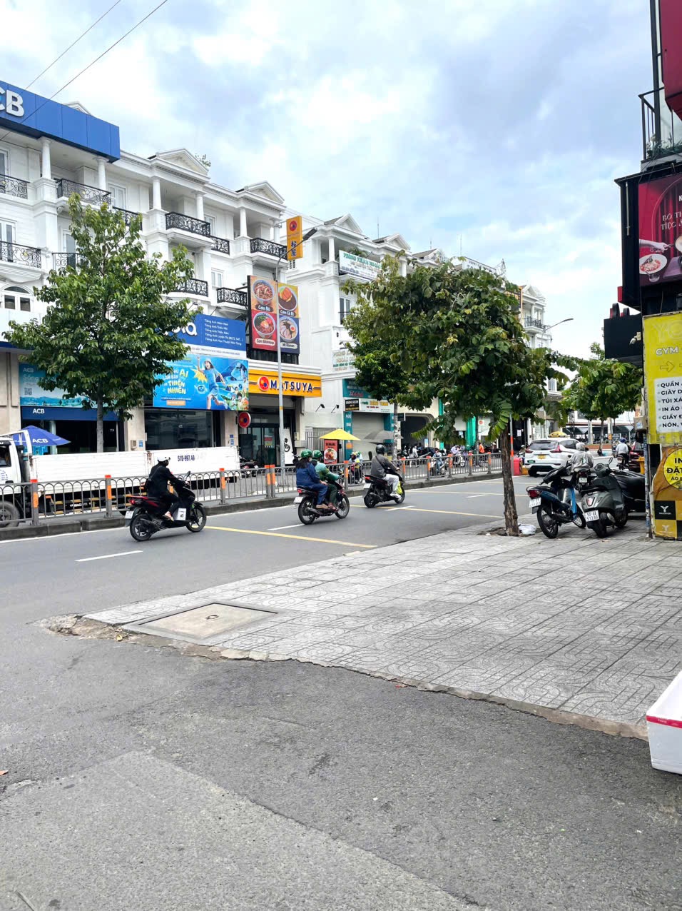 HXH Ngay Emart Phan Văn Trị Gò Vấp. DT 5.2x17m. Trệt + lửng + 2PN +4 phòng cho thuê.Chỉ nhỉnh 10 tỷ