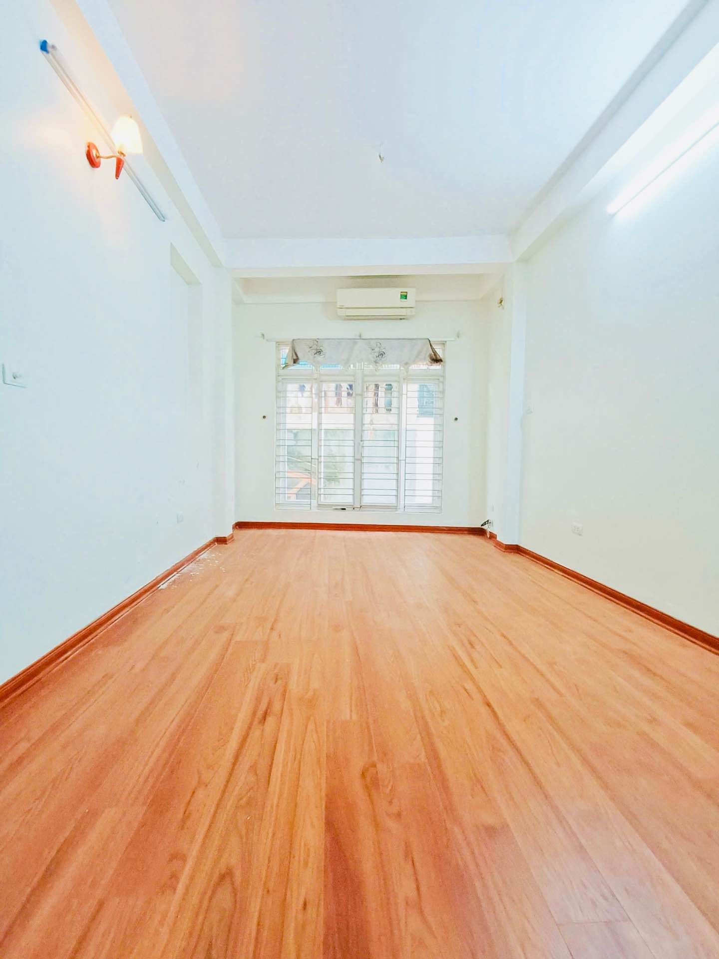 Nhà 5 tầng tại khu đô thị Mộ Lao với vị trí gần khu vực ô tô, cơ hội đầu tư sinh lời