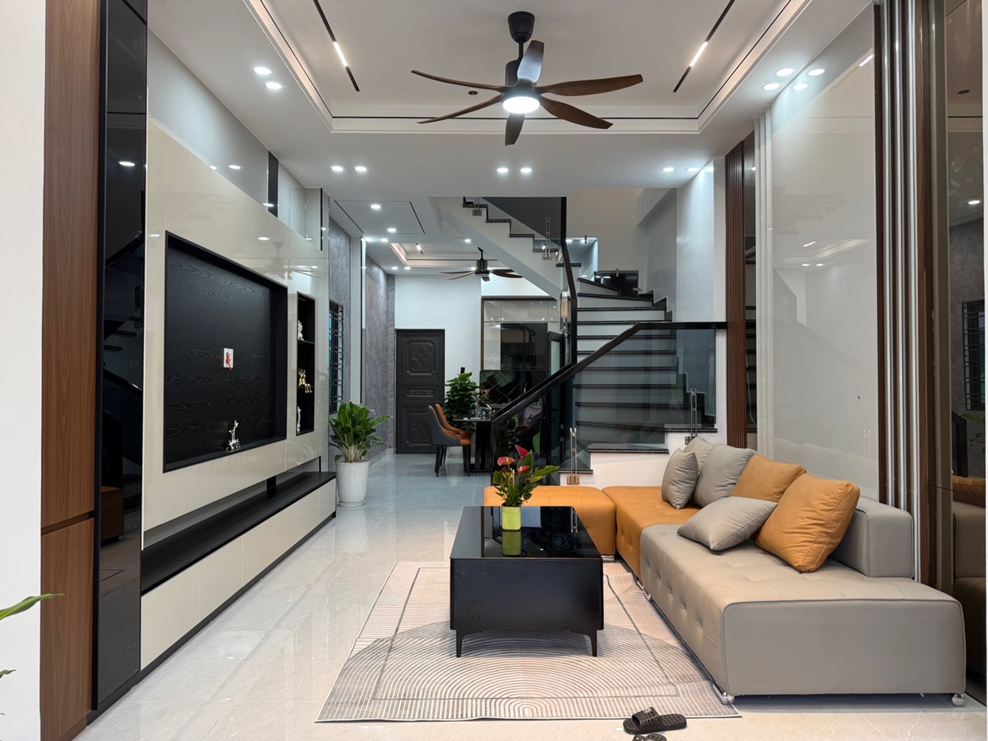 Nhà 3 tầng thiết kế tân cổ điển tại trung tâm phường An Hồng