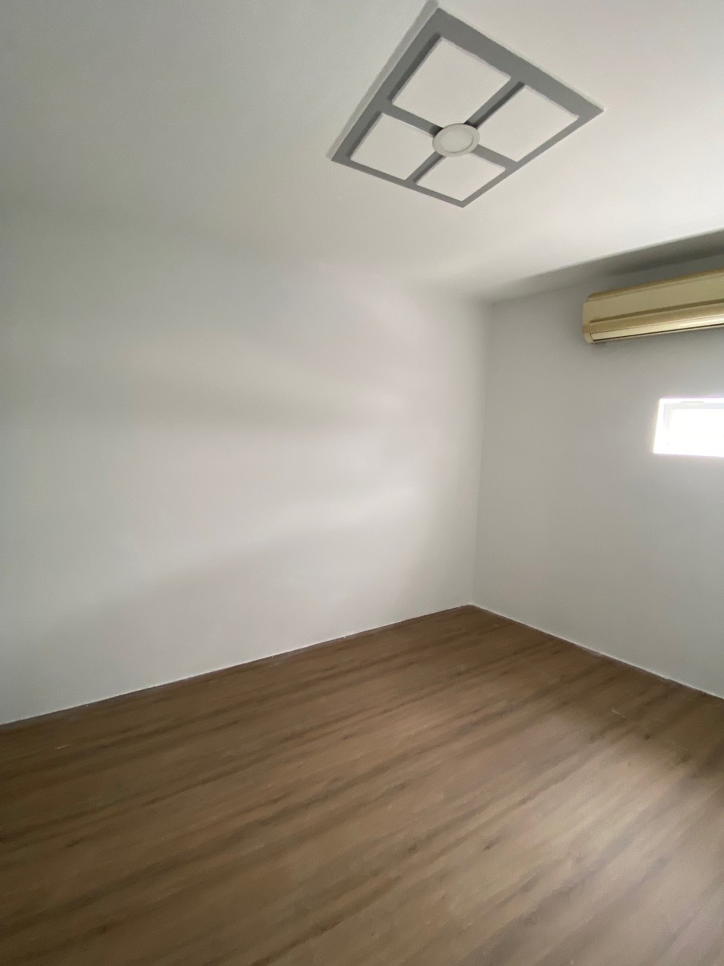 Bán nhà riêng 4 tầng hướng Đông Nam tại quận Lê Văn Lương, diện tích 24m²