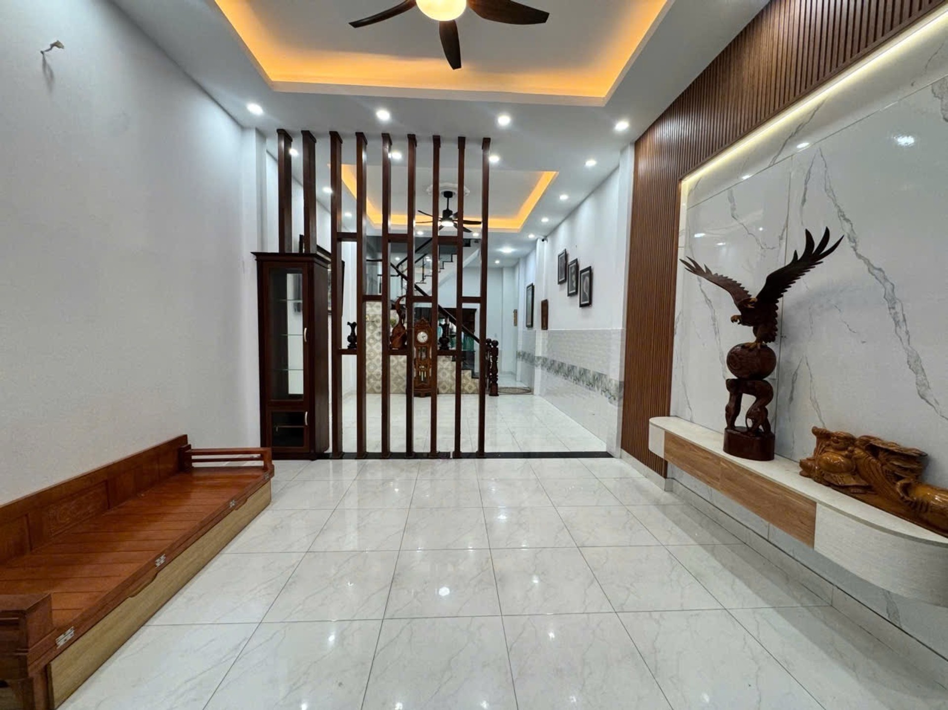 🔥 BÁN NHÀ NGUYỄN SÚY – Ô TÔ VÀO NHÀ, ĐỖ TRONG NHÀ
💰 Giá bán: 9,4 tỷ.
🌾 diện tích 75m²+ 3 tầng,