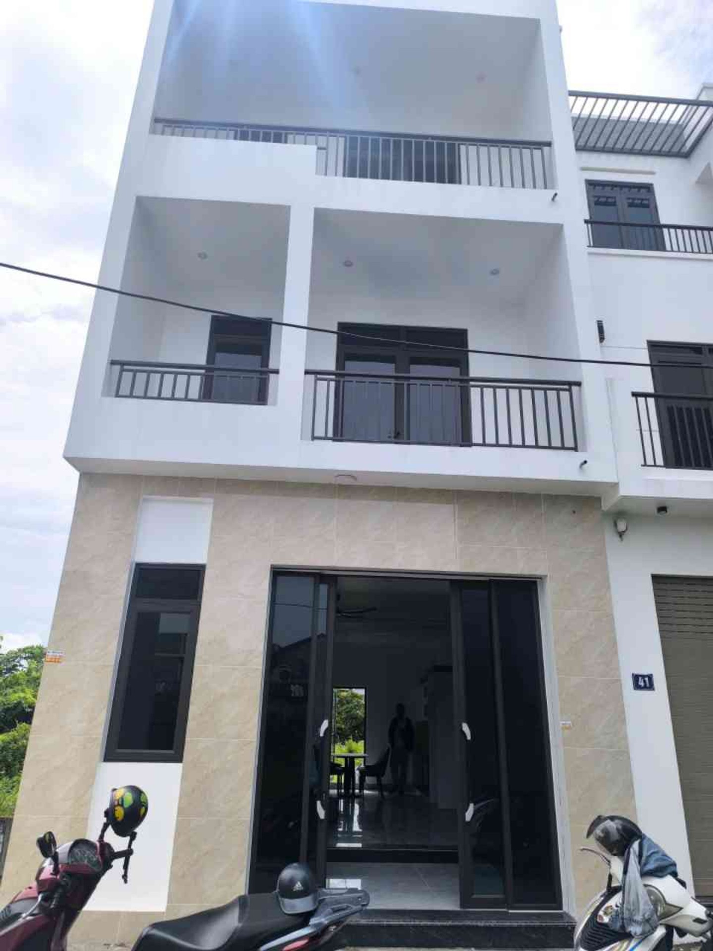 Nhà riêng 3 tầng thiết kế hiện đại tại khu vực gần chợ Minh Kha