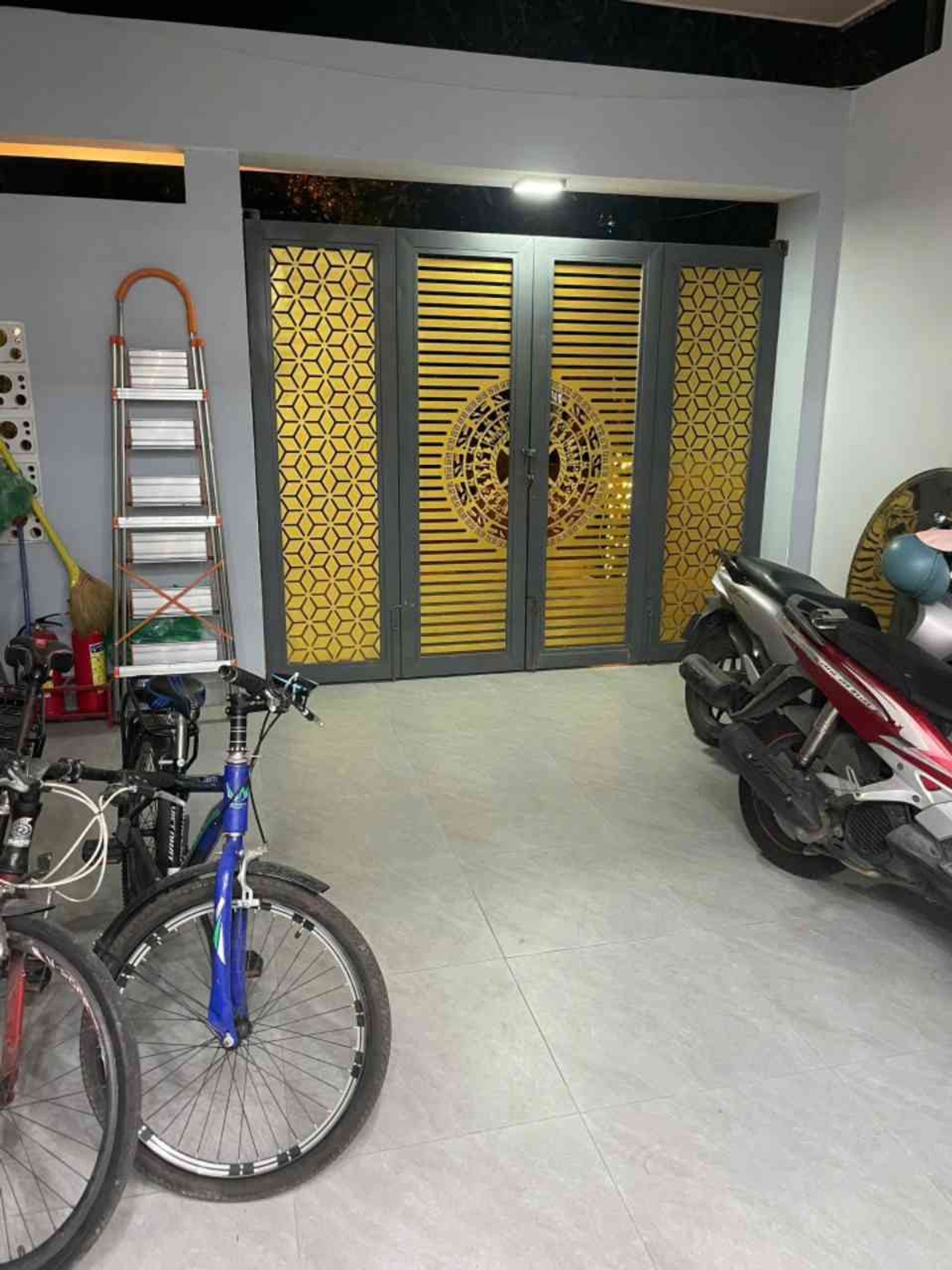 Nhà 2 tầng MT Hòa Xuân