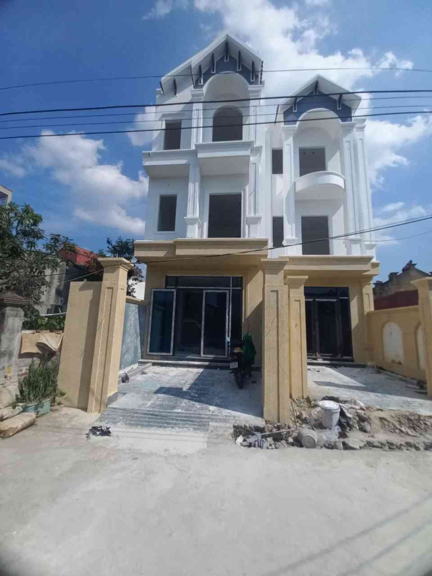 Nhà riêng 3 tầng hiện đại tại Nam Sơn, An Dương với sân để ô tô riêng
