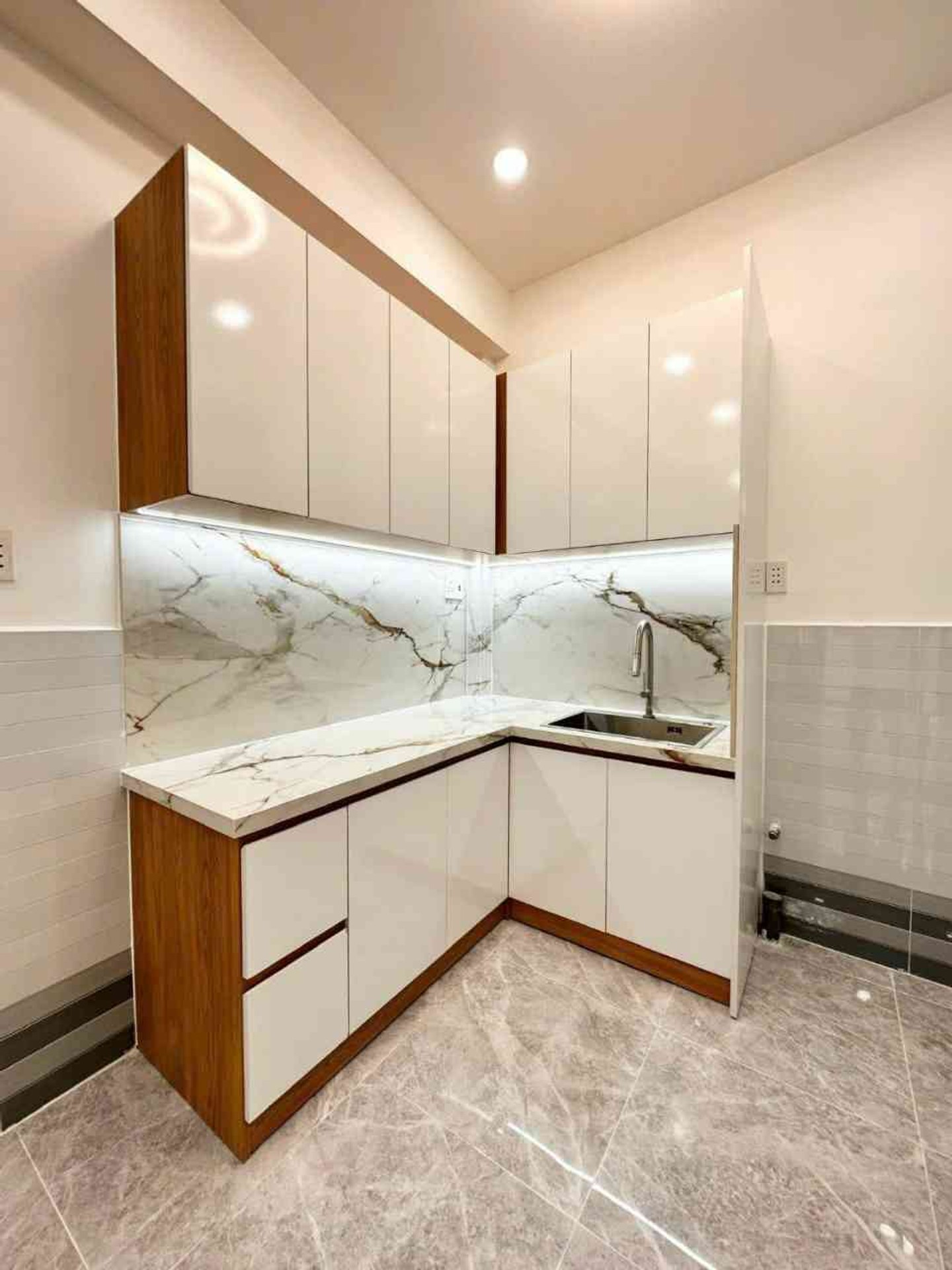 Bán nhà mới khu víp Âu Dương Lân,quận 8- hẻm thông- 2tầng - 2pn - giá chỉ 3,xtỷ