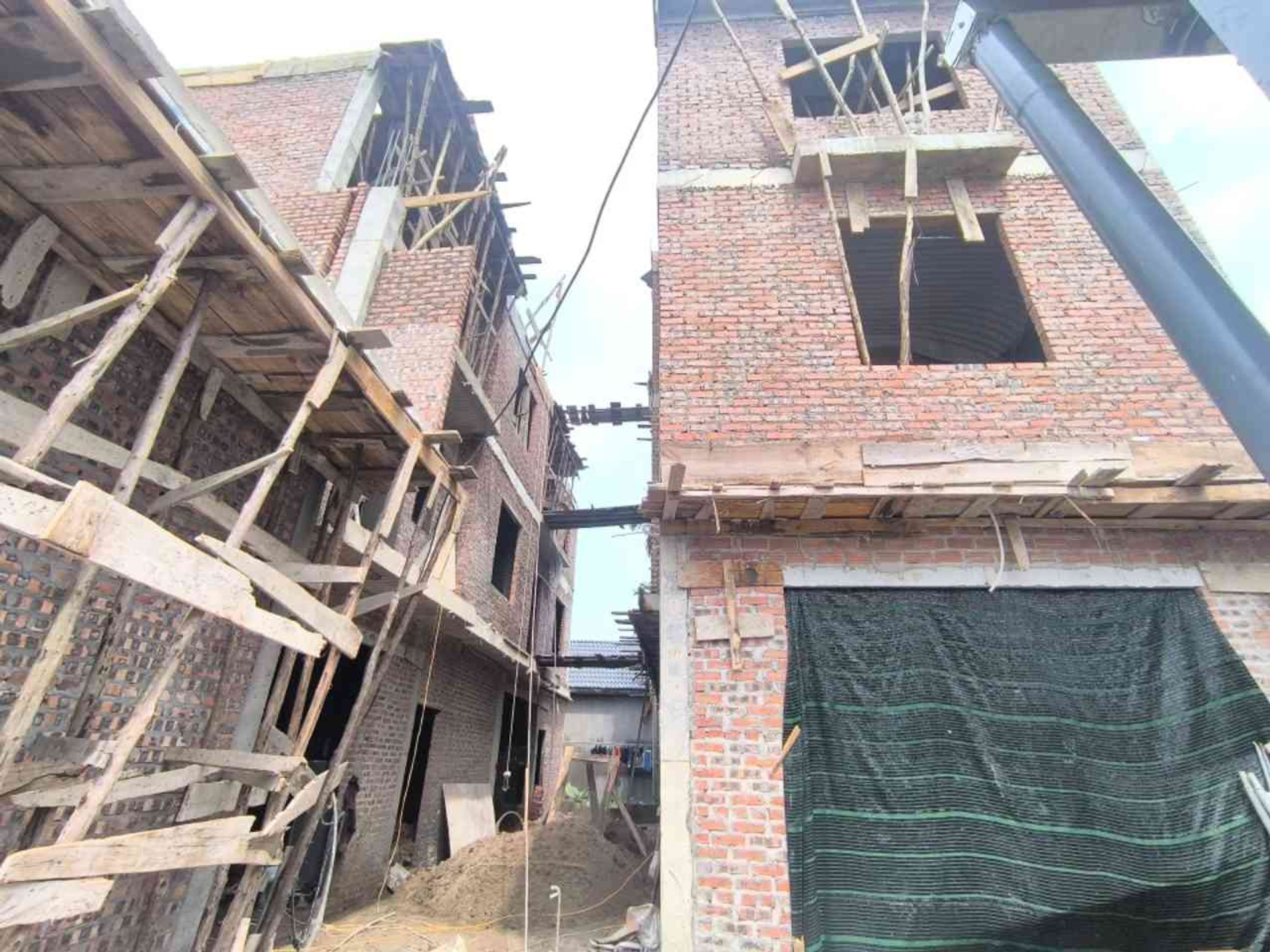 Nhà 3 tầng thiết kế tân cổ điển tại khu vực Vọng Hải, căn góc thoáng mát