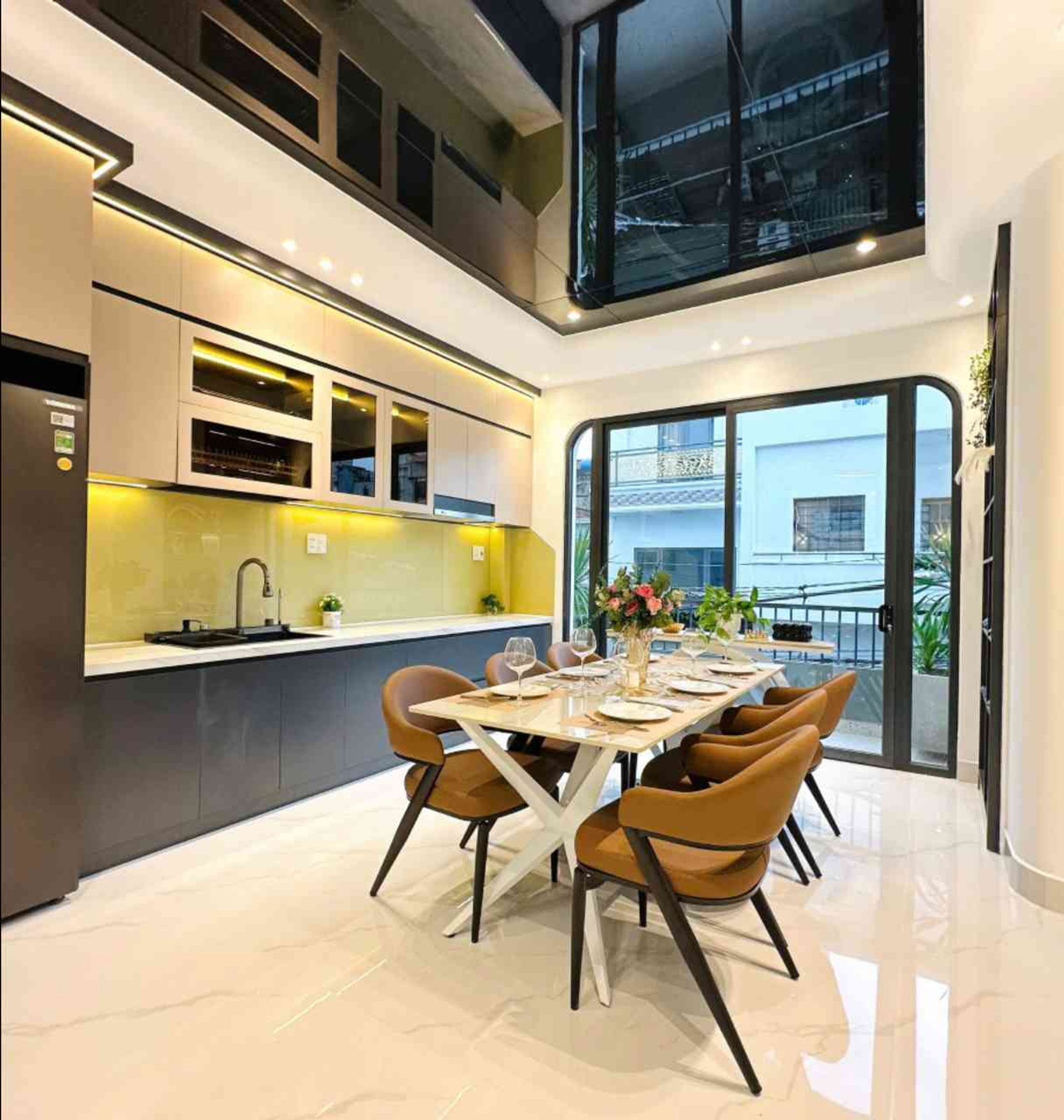 Nhà 5 tầng thiết kế đỉnh cao, hẻm xe hơi, vị trí quận trung tâm đáng giá sở hữu