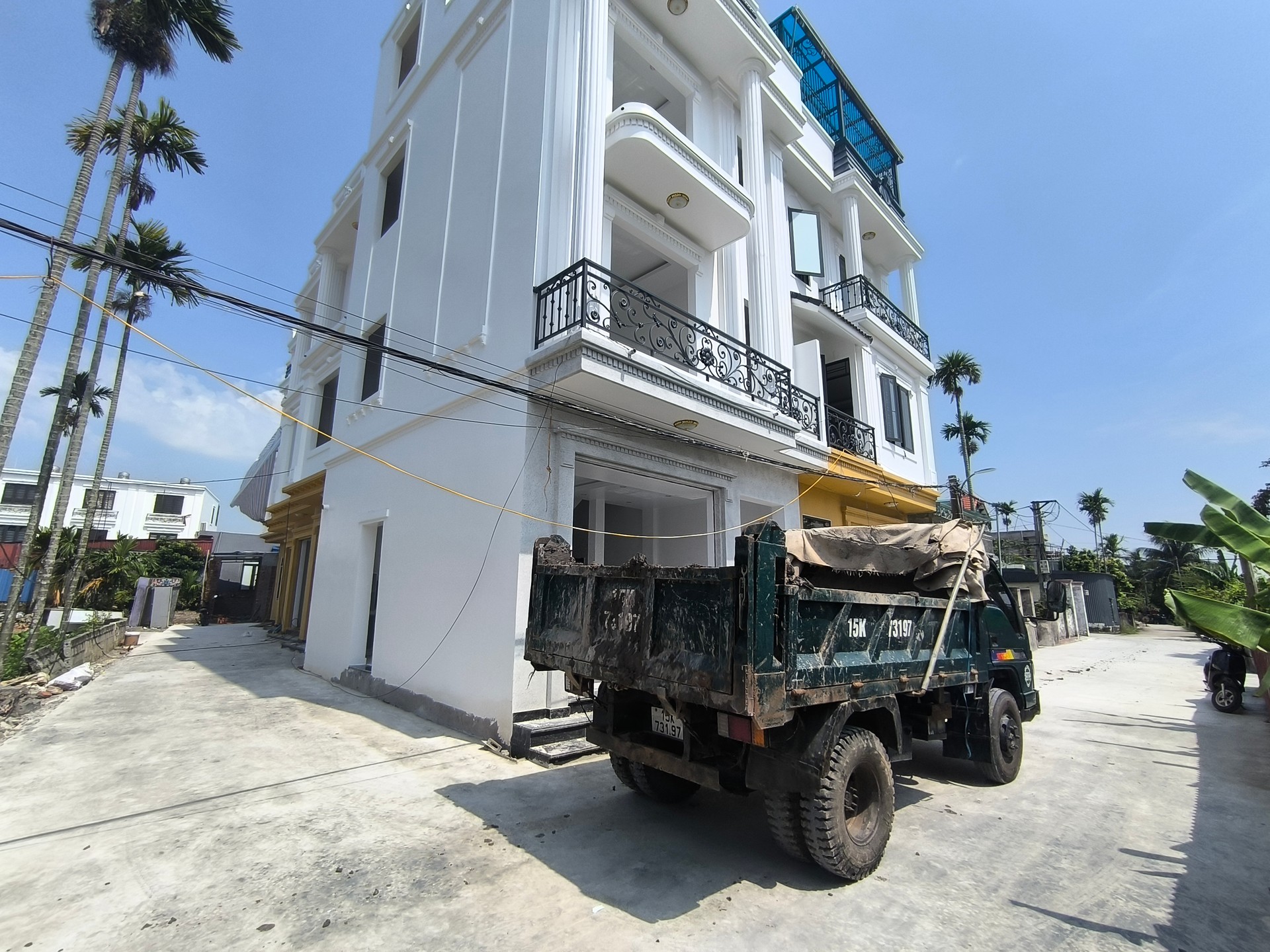 Cơ hội sở hữu nhà 4 tầng lô góc mặt ngõ ô tô tránh, view hồ thoáng mát tại vị trí vàng