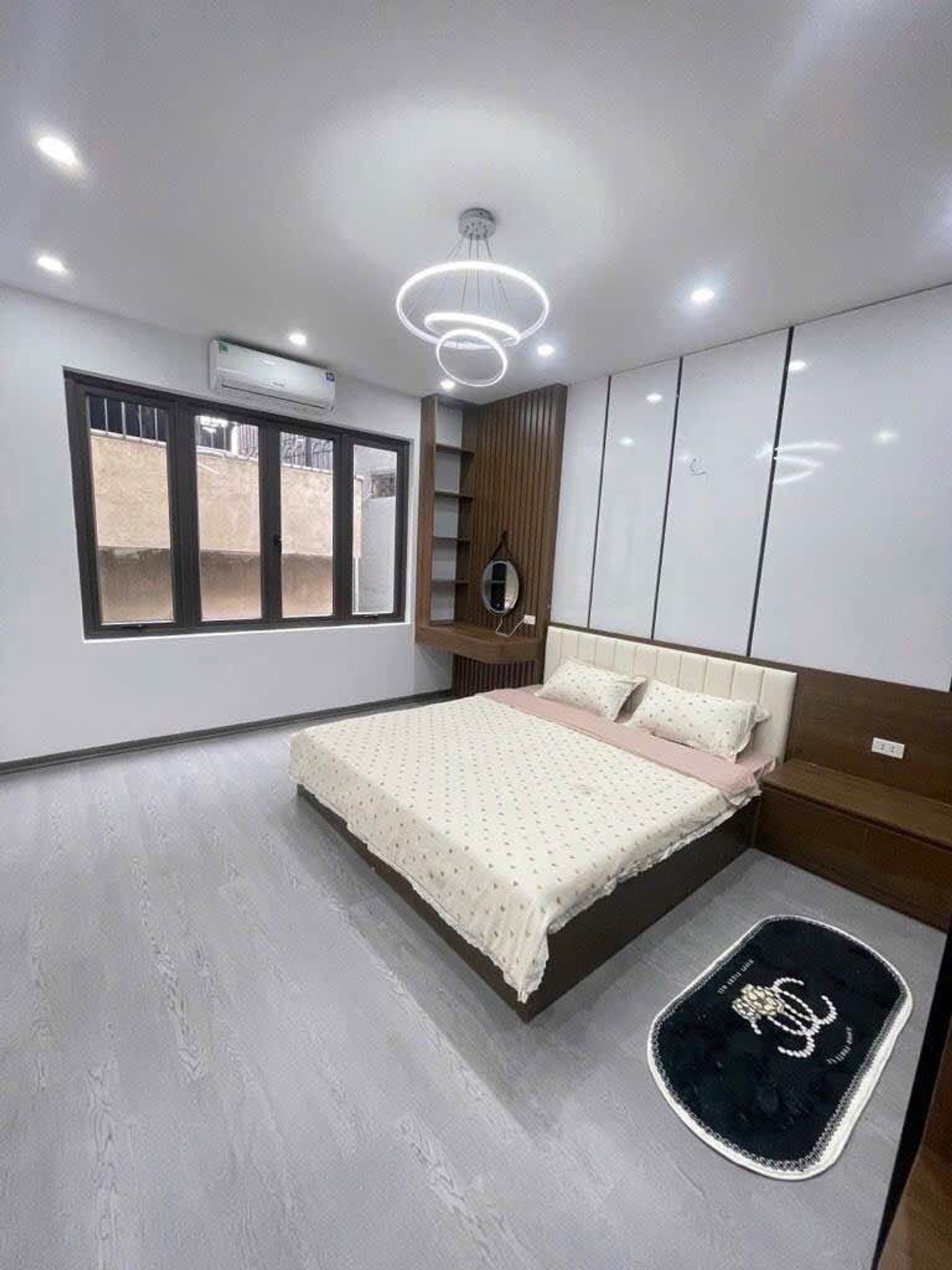 NHÀ MỚI KÍNH KOONG _VỊ TRÍ ĐẸP – HAI THOÁNG TRƯỚC SAU – GẦN SVĐ TRỐNG ĐỒNG .