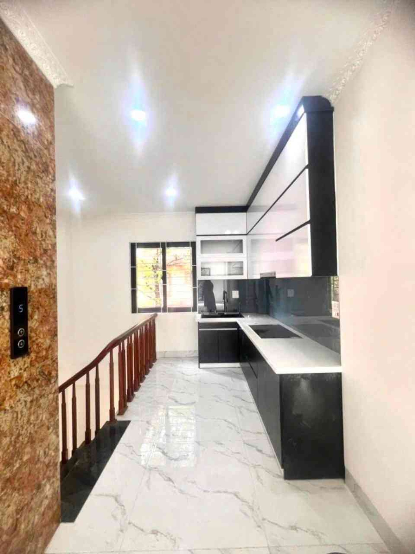 Bán liền kề 5 tầng tại khu đấu giá Ngô Thì Nhậm với vỉa hè rộng và thang máy