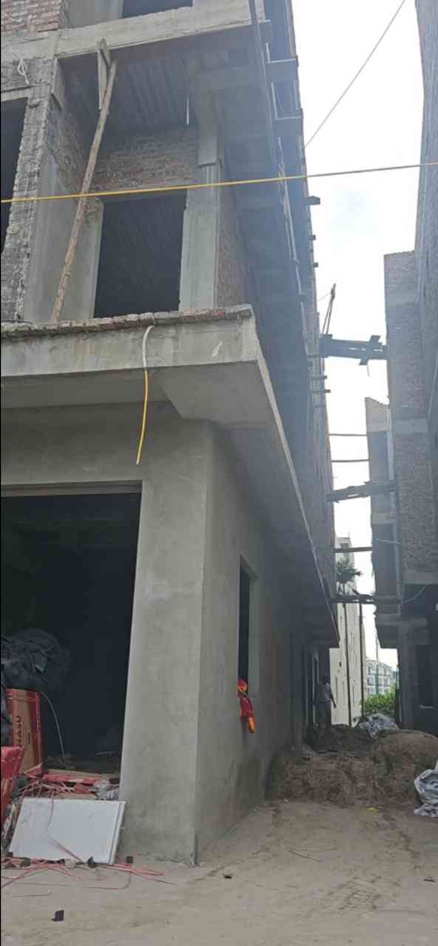 Nhà 3 Tầng Mới Xây Với Góc Đẹp và Sân Vườn Rộng Tại Khu Vực Yên Tĩnh