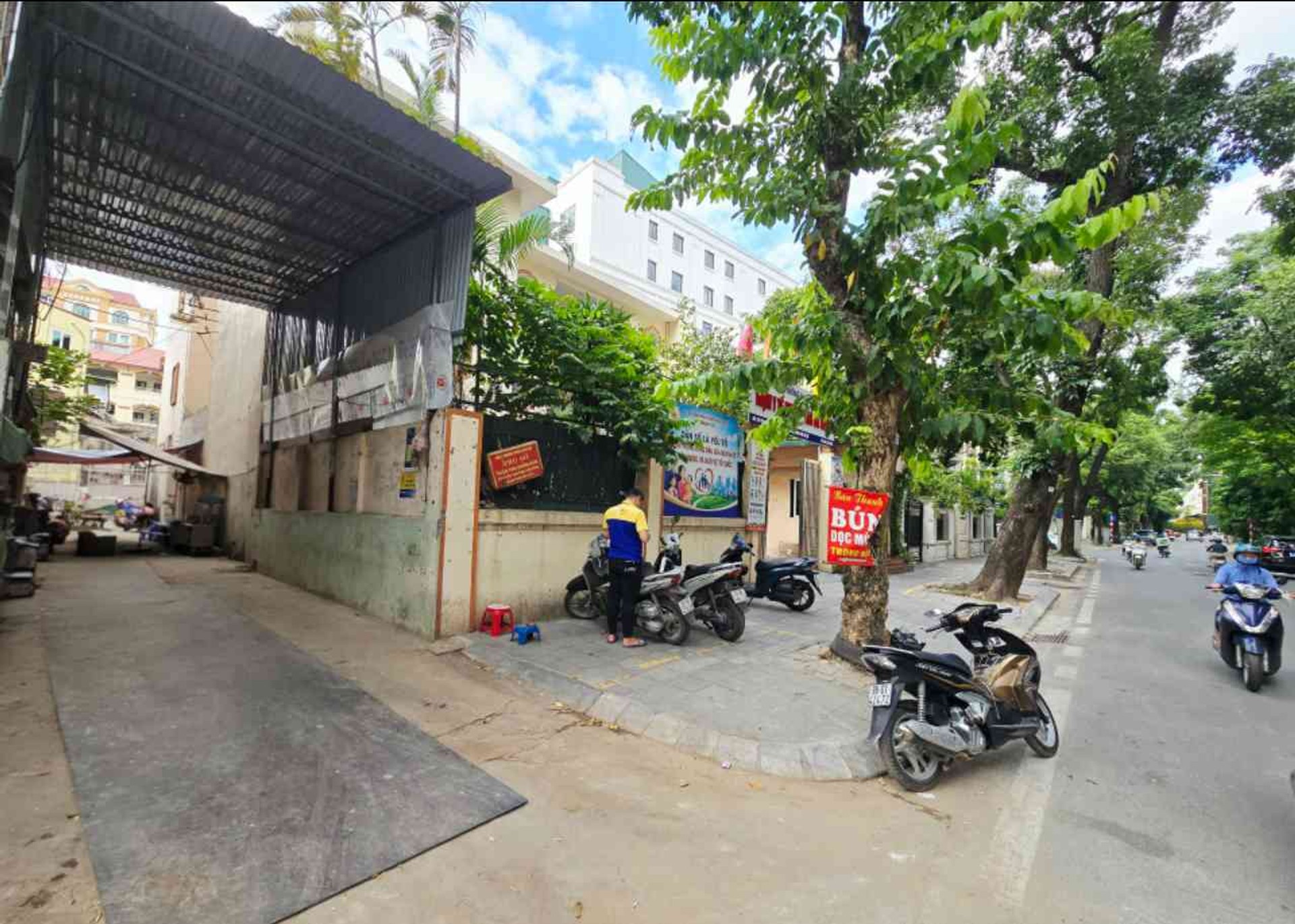 NHÀ ĐẸP DÂN XÂY SÁT NHÀ HÁT LỚN