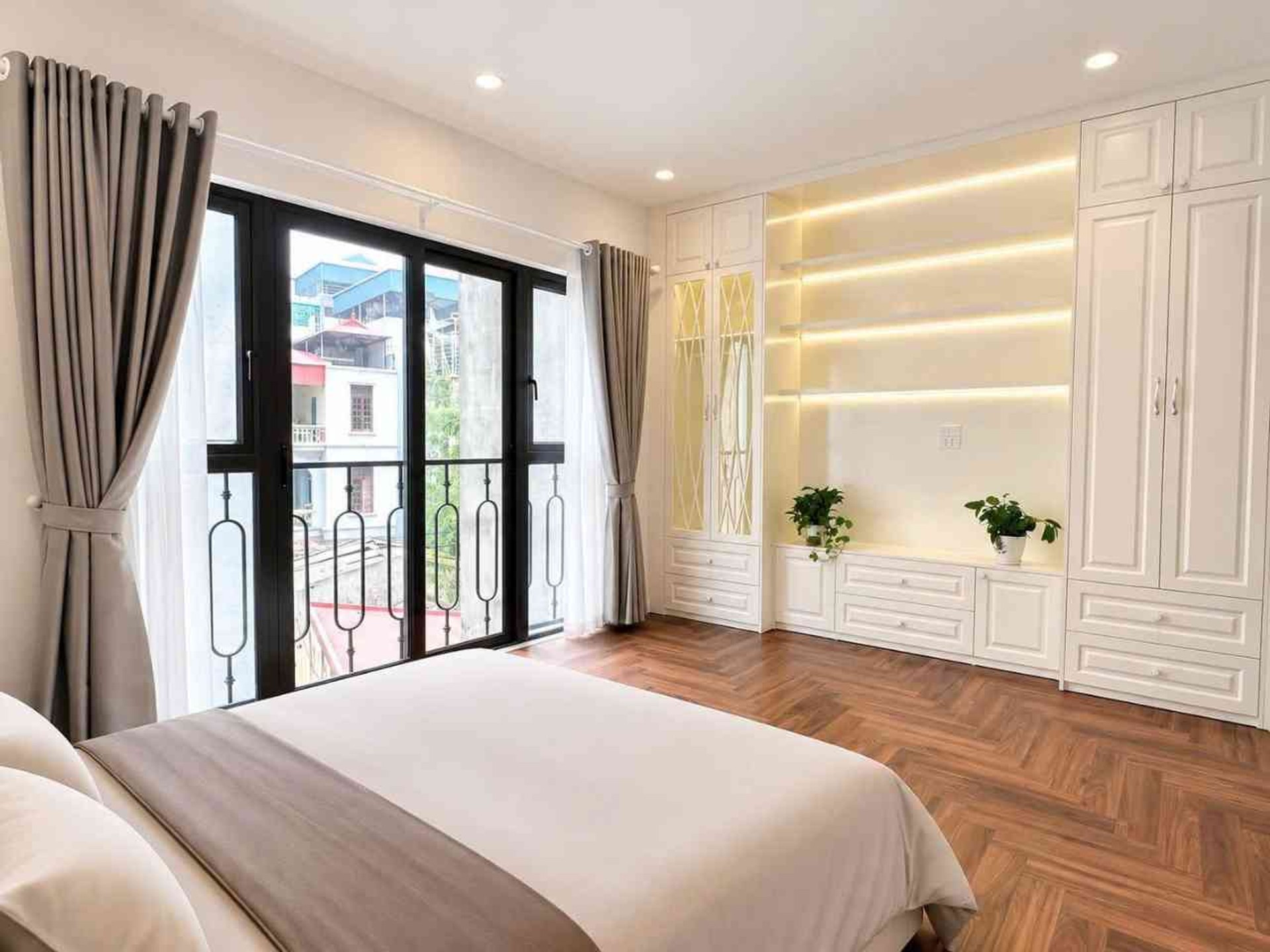 Nhà riêng 6 tầng, thang máy, xây mới thiết kế hiện đại tại Định Công