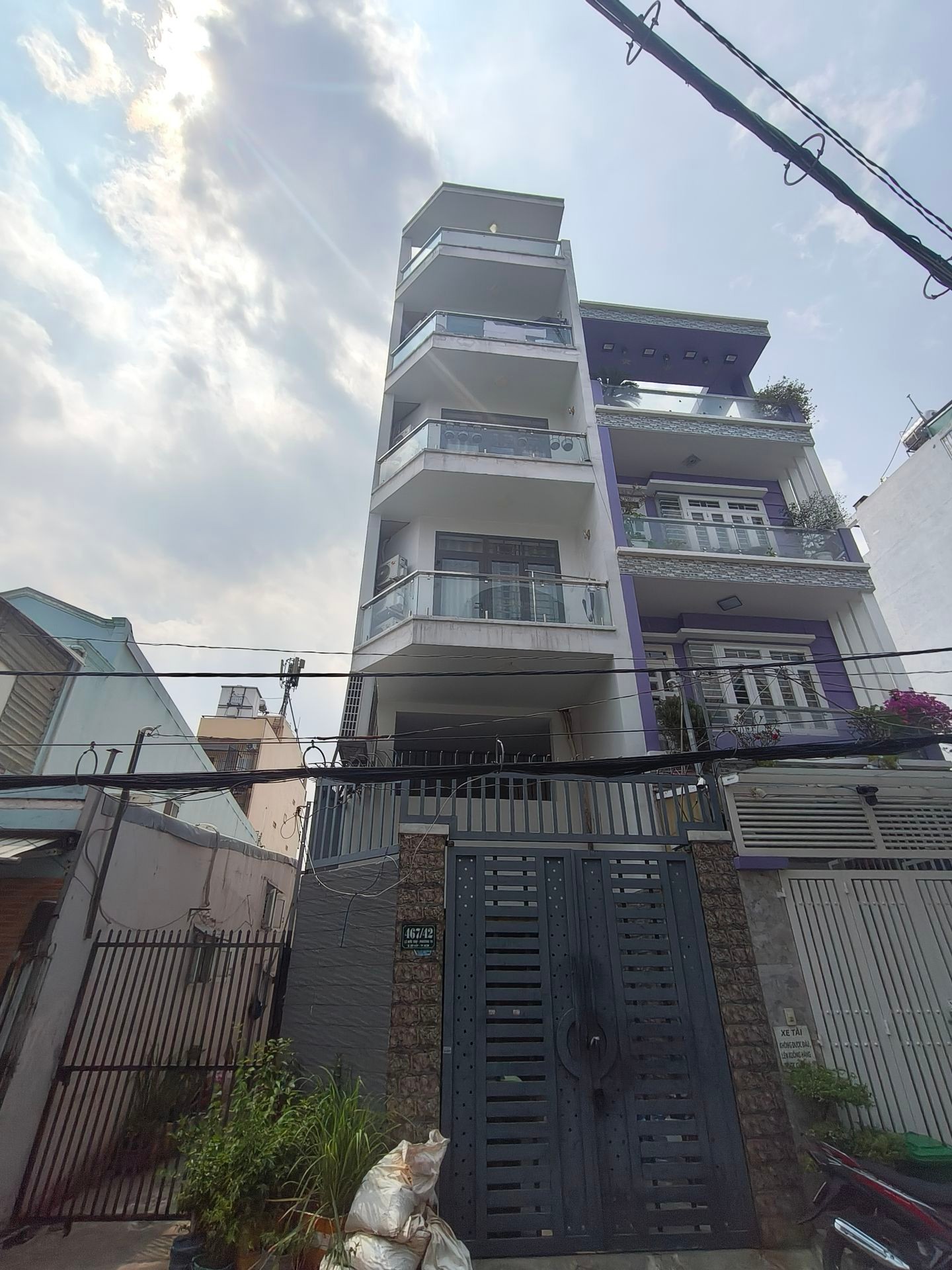 Nhà mặt phố hẻm xe tải, 10 phòng cho thuê, thang máy hiện đại