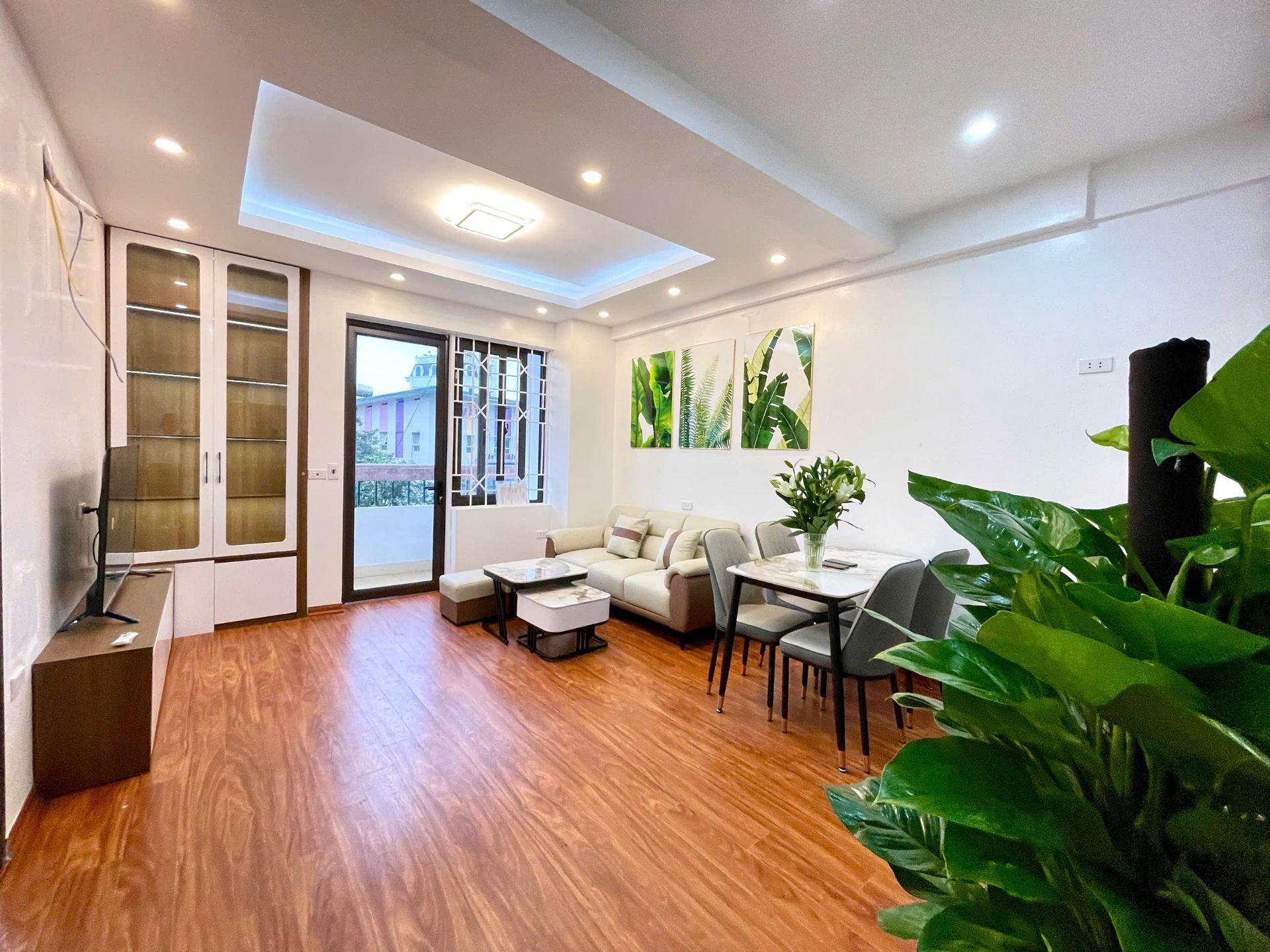 Căn hộ sang Tây Hồ, đầy đủ tiện nghi, view phố Võ Chí Công