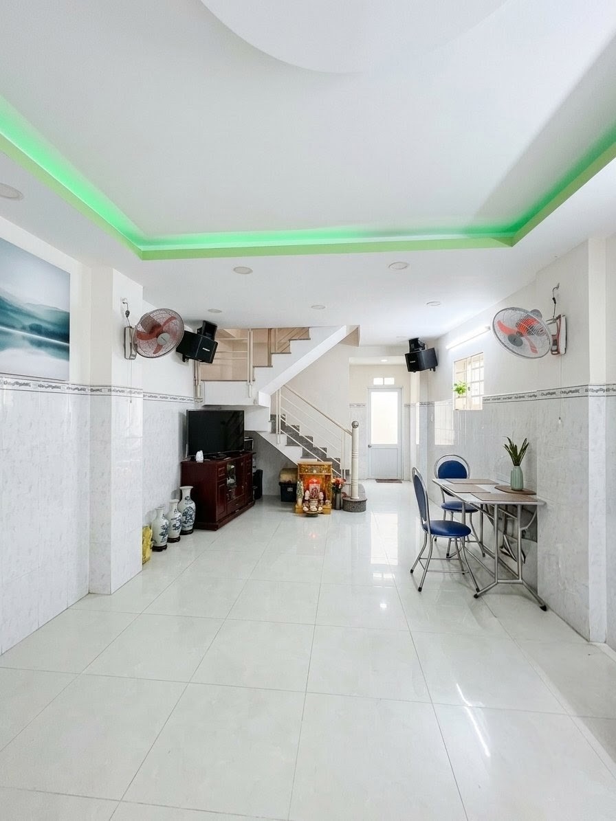 Nhà Tân Bình - Lạc Long Quân, 3 tầng ở ngay - KD - ngang hơn 4m - dài hơn 10m - hơn 5 tỷ.