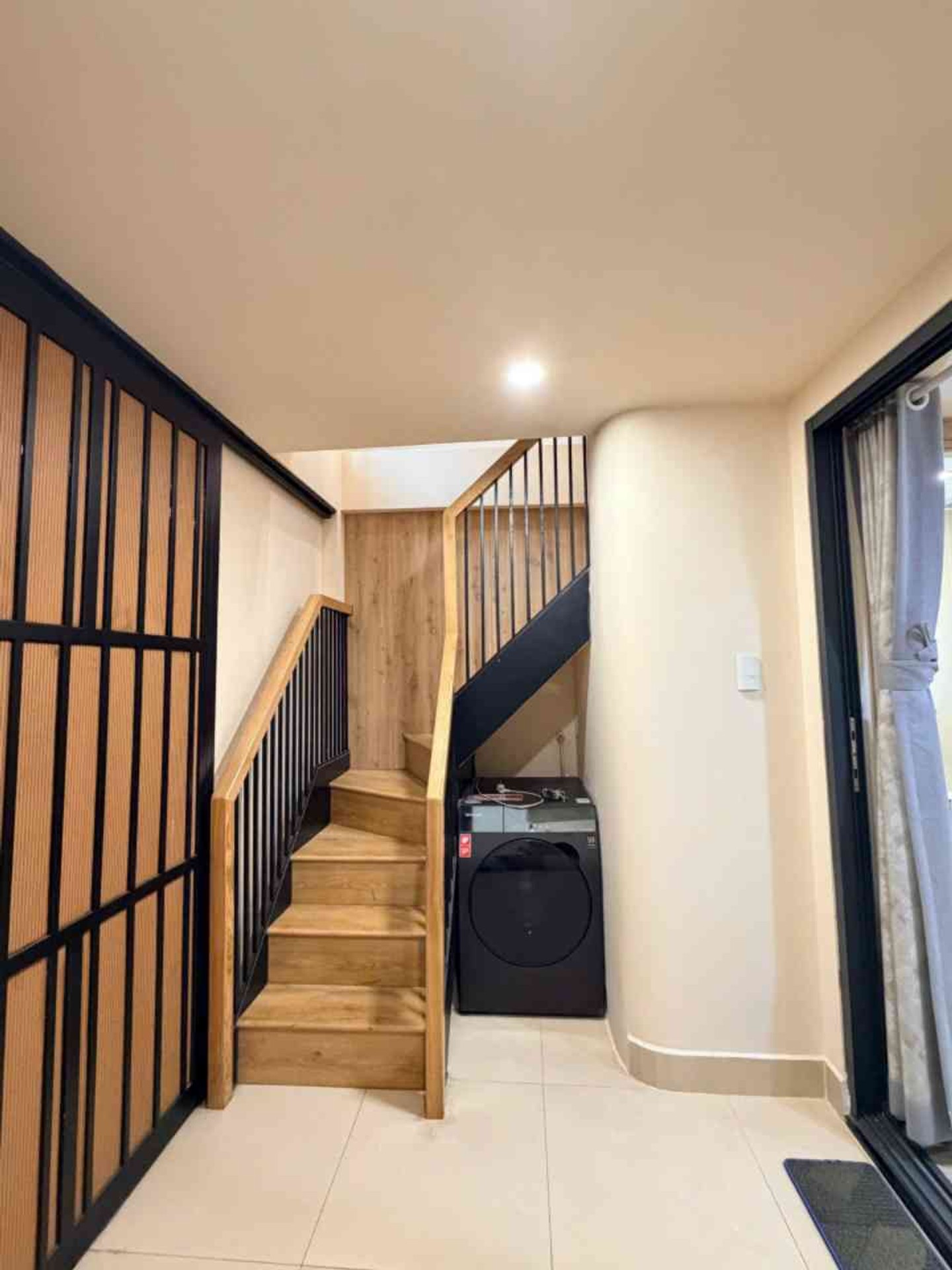 Bán nhà mặt phố 25m2, 2 tầng, full nội thất tại Trần Thánh Tông