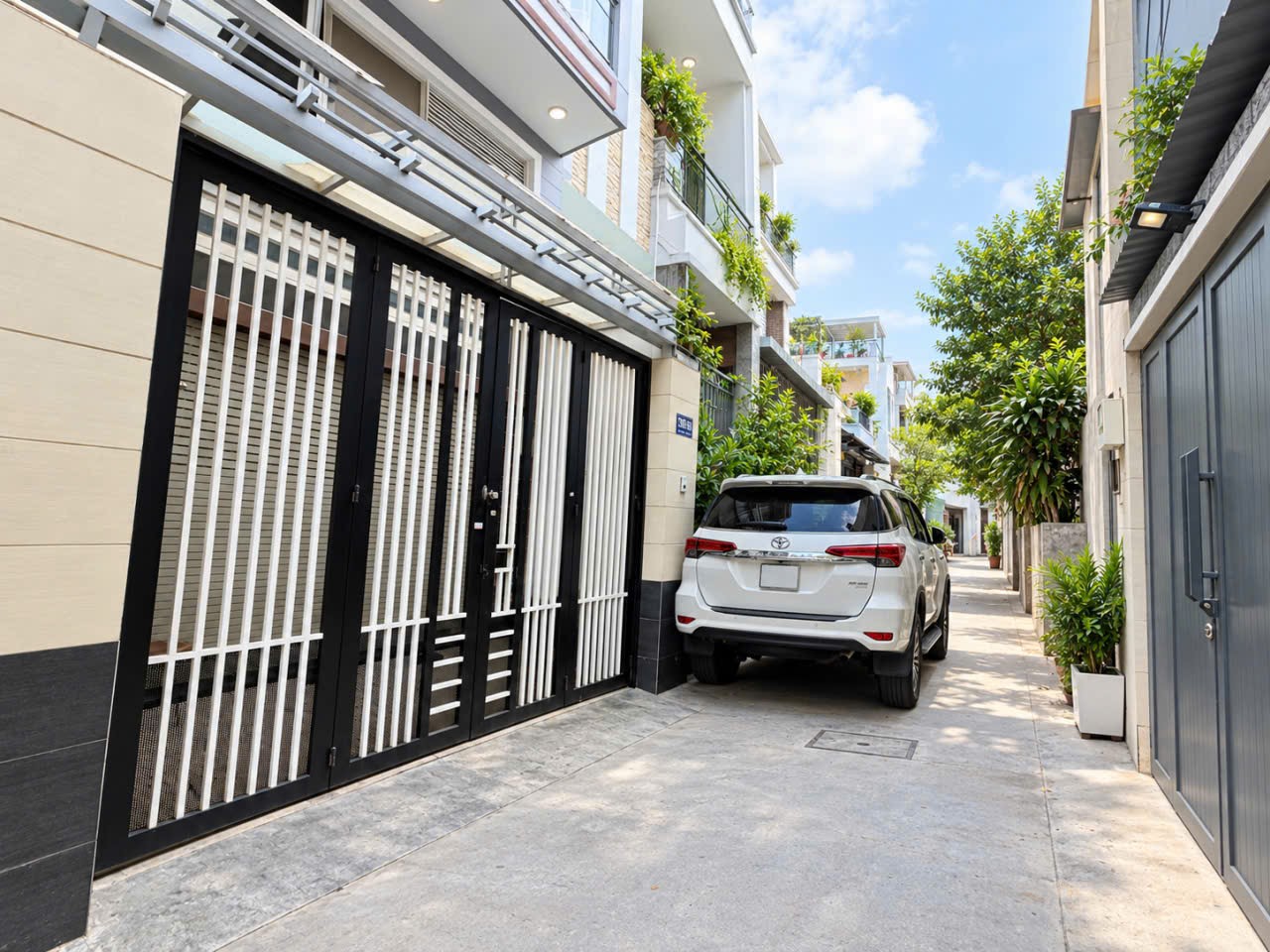 HẺM XE HƠI -BÌNH THẠNH - CHỈ 7TỶ9 - 5 TẦNG Ở NGAY