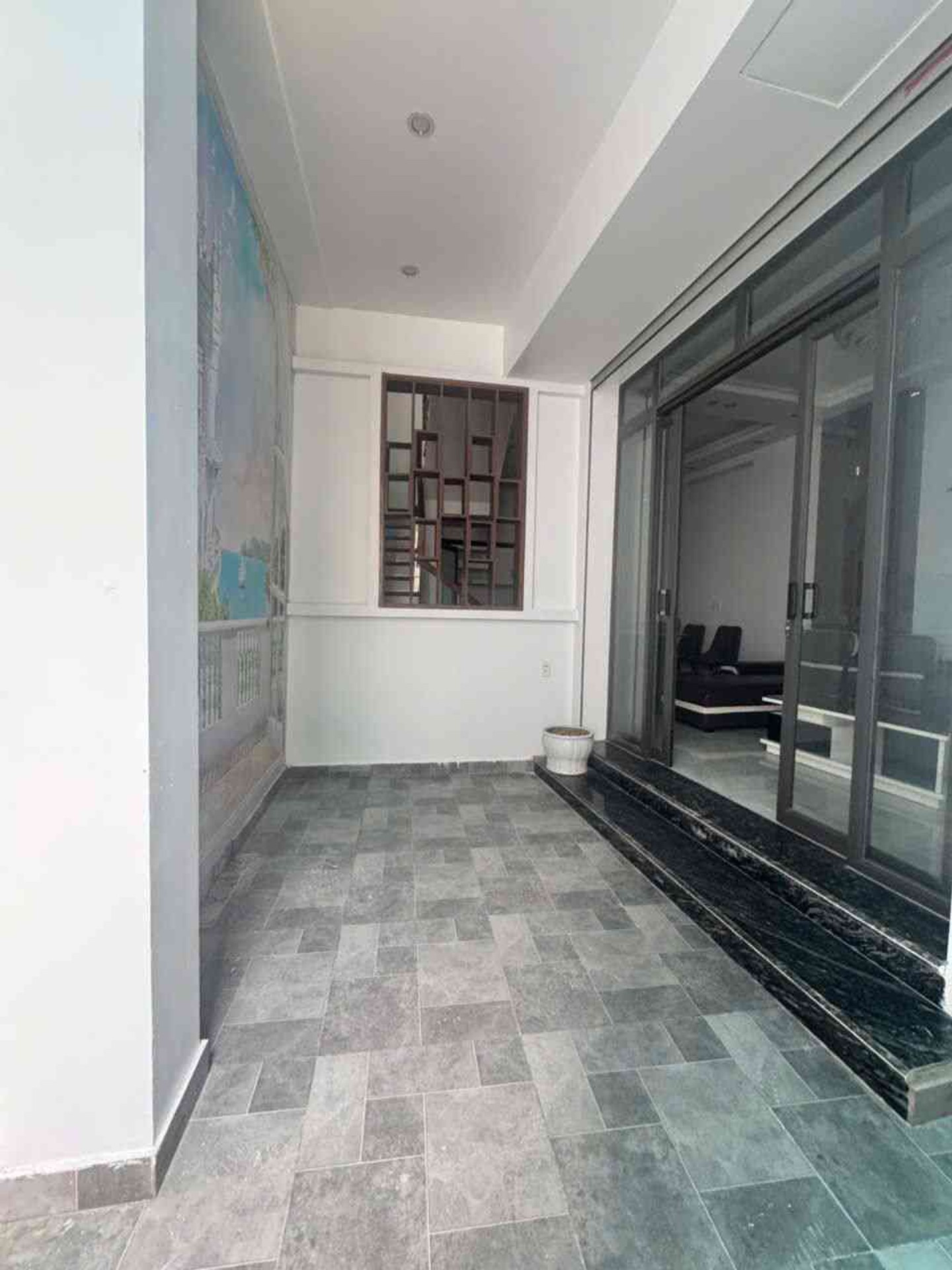 Nhà riêng 3 tầng có sân cổng độc lập tại Miếu Hai Xã