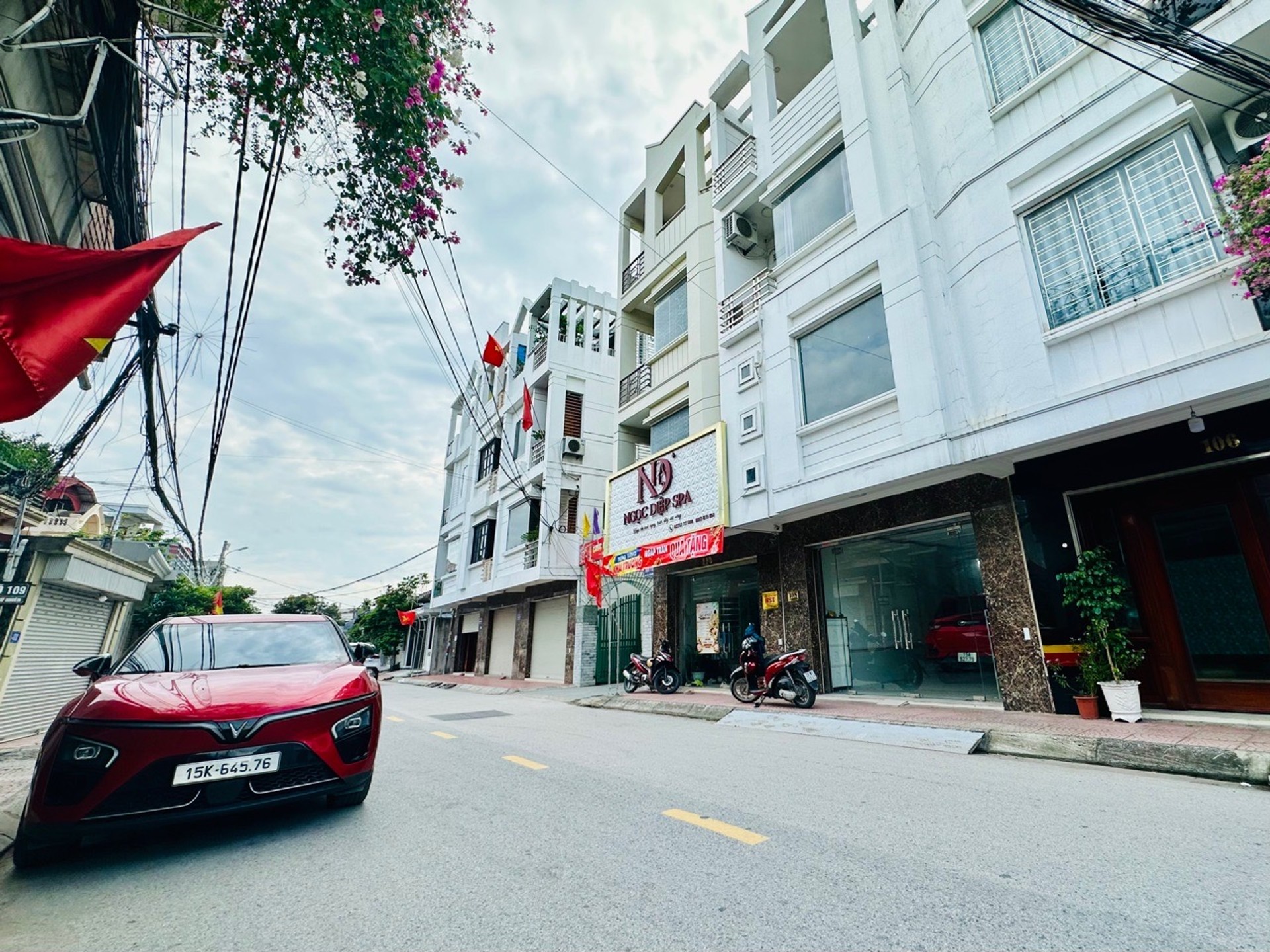 Nhà mặt phố Bùi Thị Từ Nhiên với thiết kế hiện đại và ô chờ thang máy