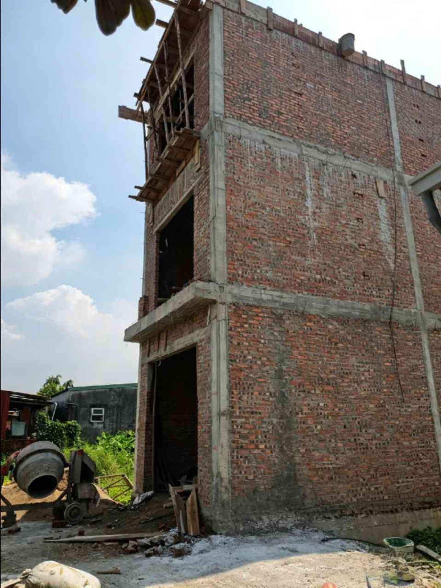 Nhà 3 tầng kiên cố tại Vọng Hải 2 ô tô 7 chỗ vào tận nhà