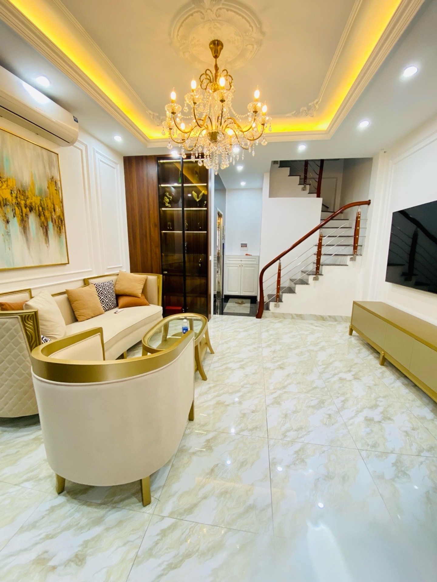 Nhà 5 tầng thang máy hiếm có ở Phúc Lợi, nội thất nhập khẩu, giá trị vượt trội