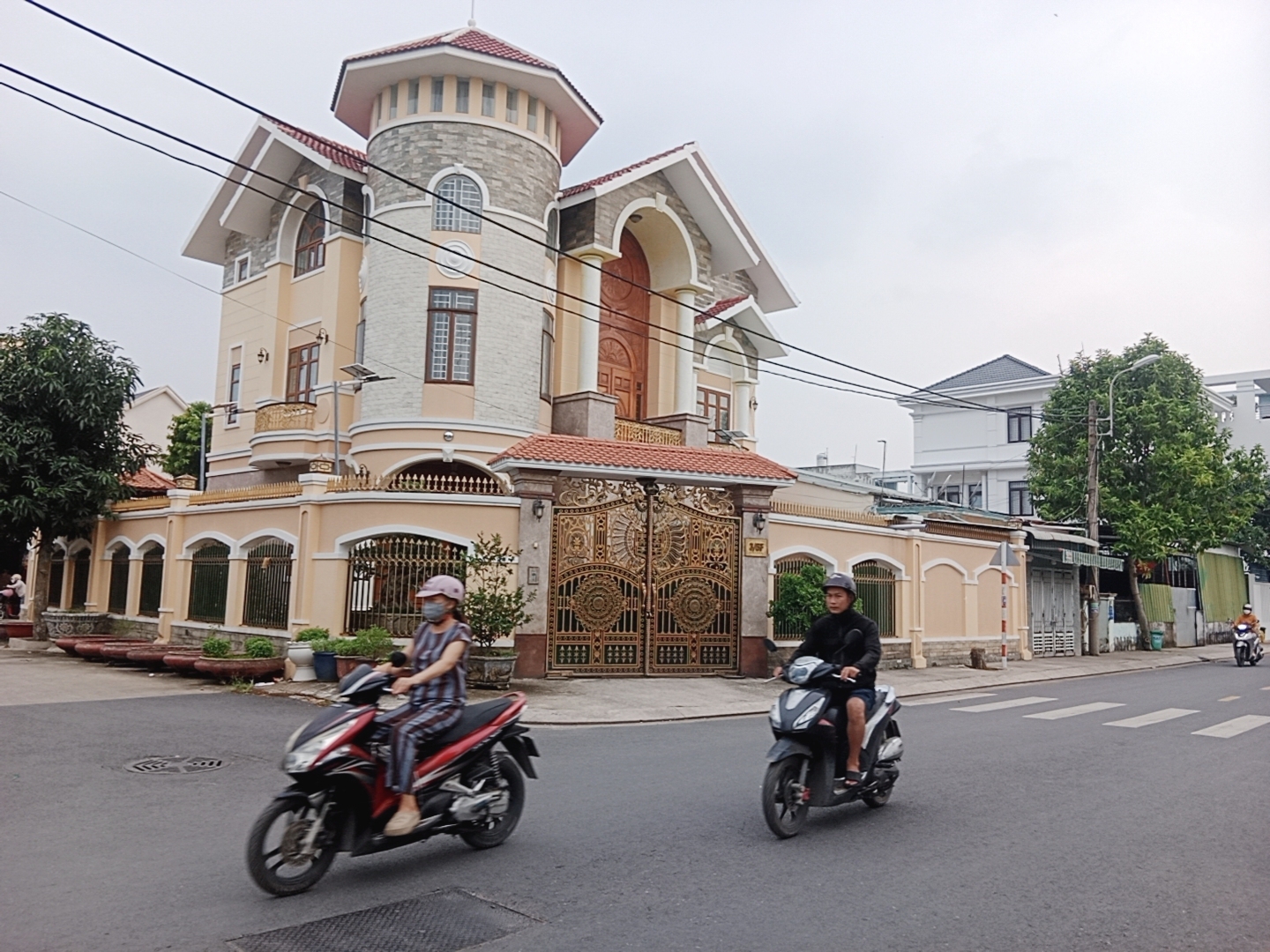 Nhà mặt phố Xuân Thới 21 - 3 tầng, giá bất ngờ, cơ hội có 1 không 2