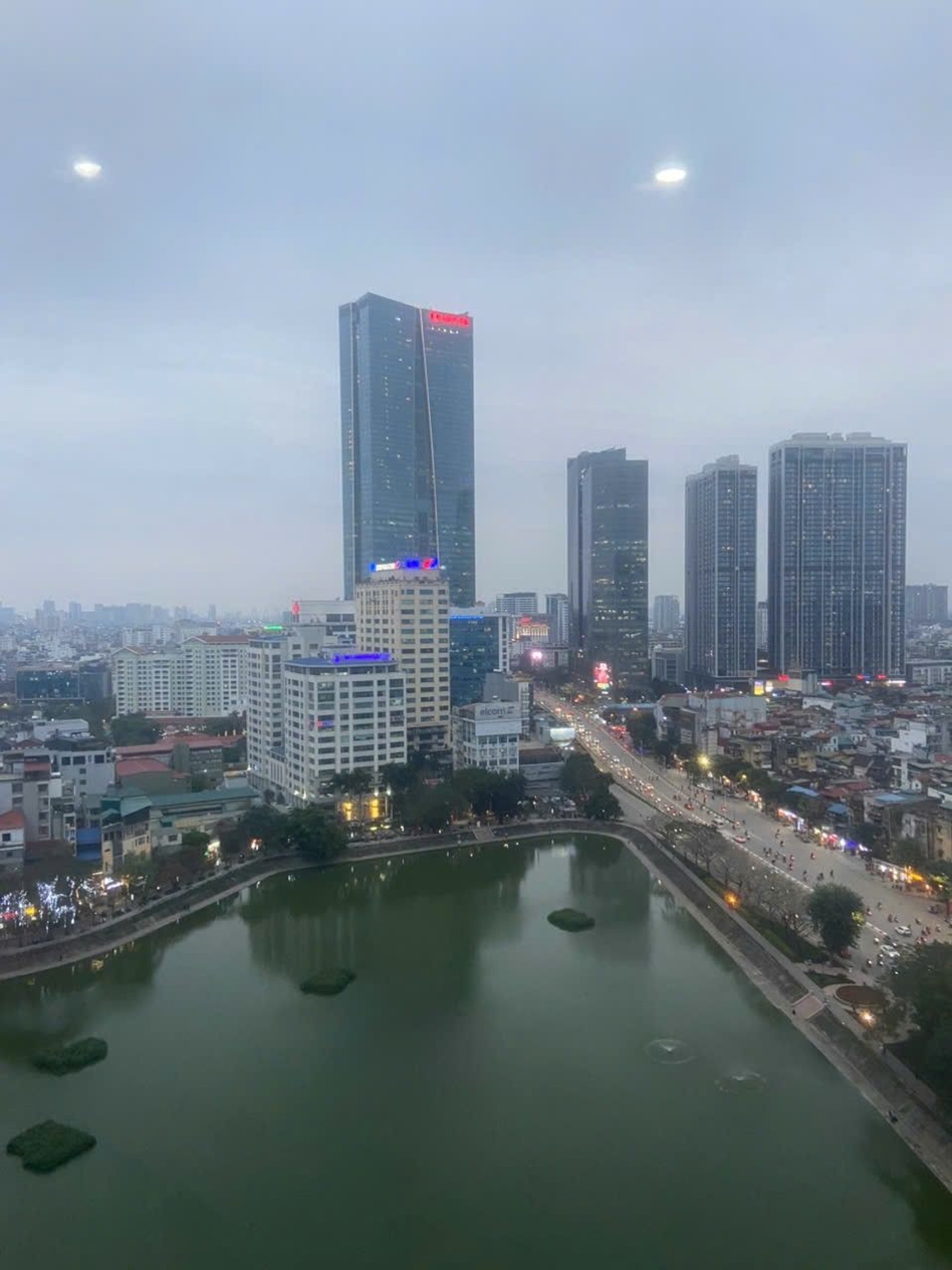 Căn hộ view hồ ngọc khánh, rộng rãi, tiện nghi hiếm có