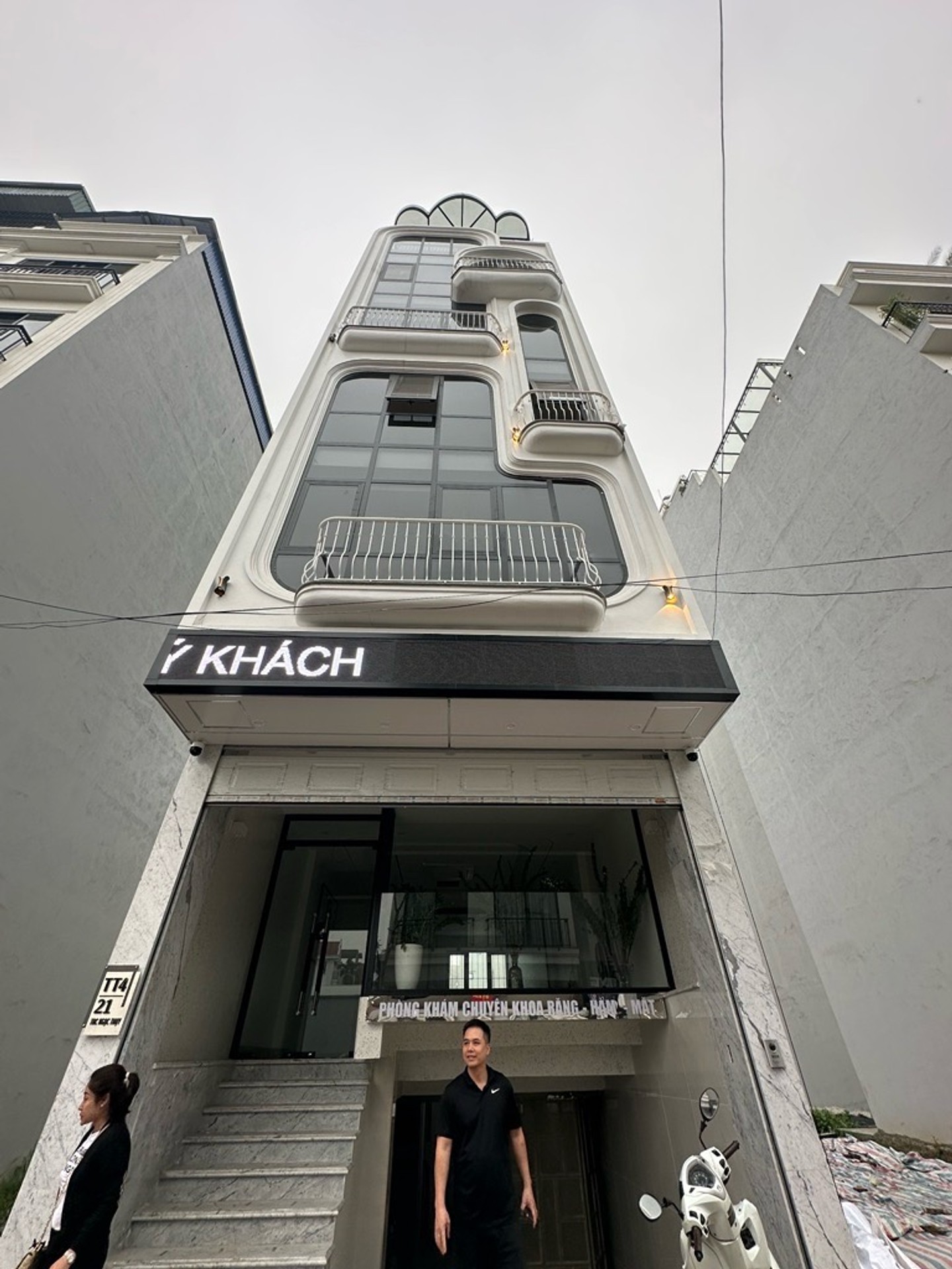 Toà Văn Phòng Đẳng Cấp Gần Hồ Long Biên