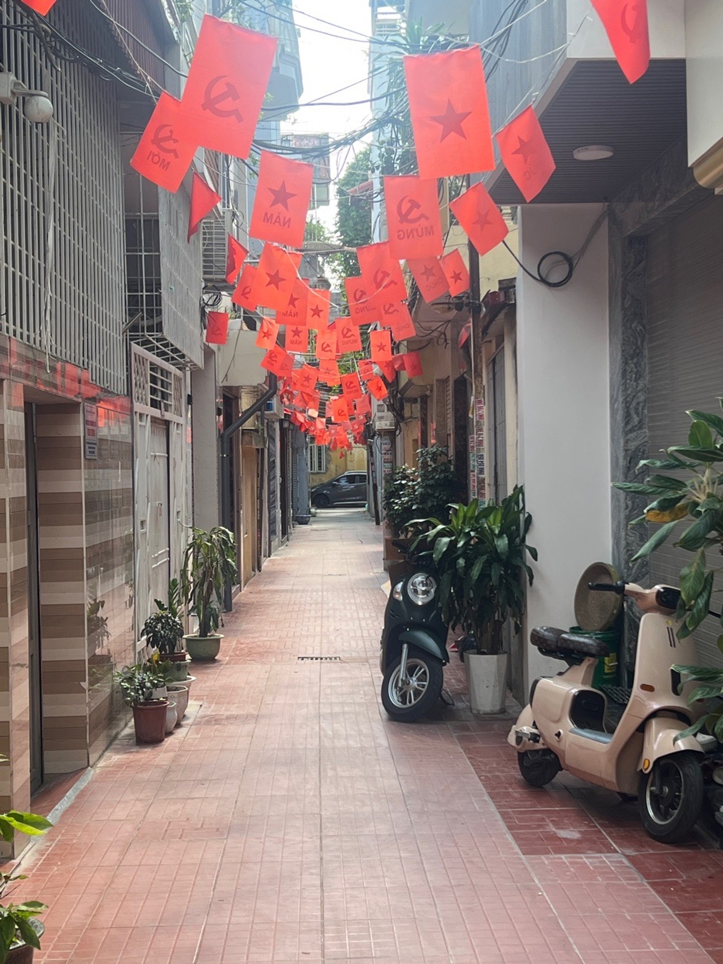 Nhà riêng 5 tầng thiết kế hiện đại tại khu vực Tô Hiệu, hướng nam