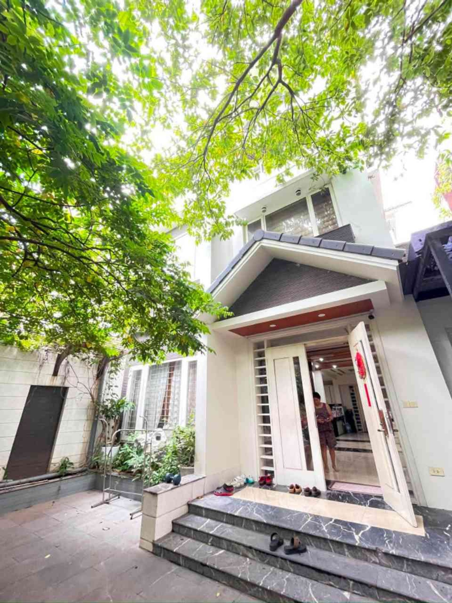 Biệt thự Tây Nam Linh Đàm rộng rãi, view vườn hoa cực chill