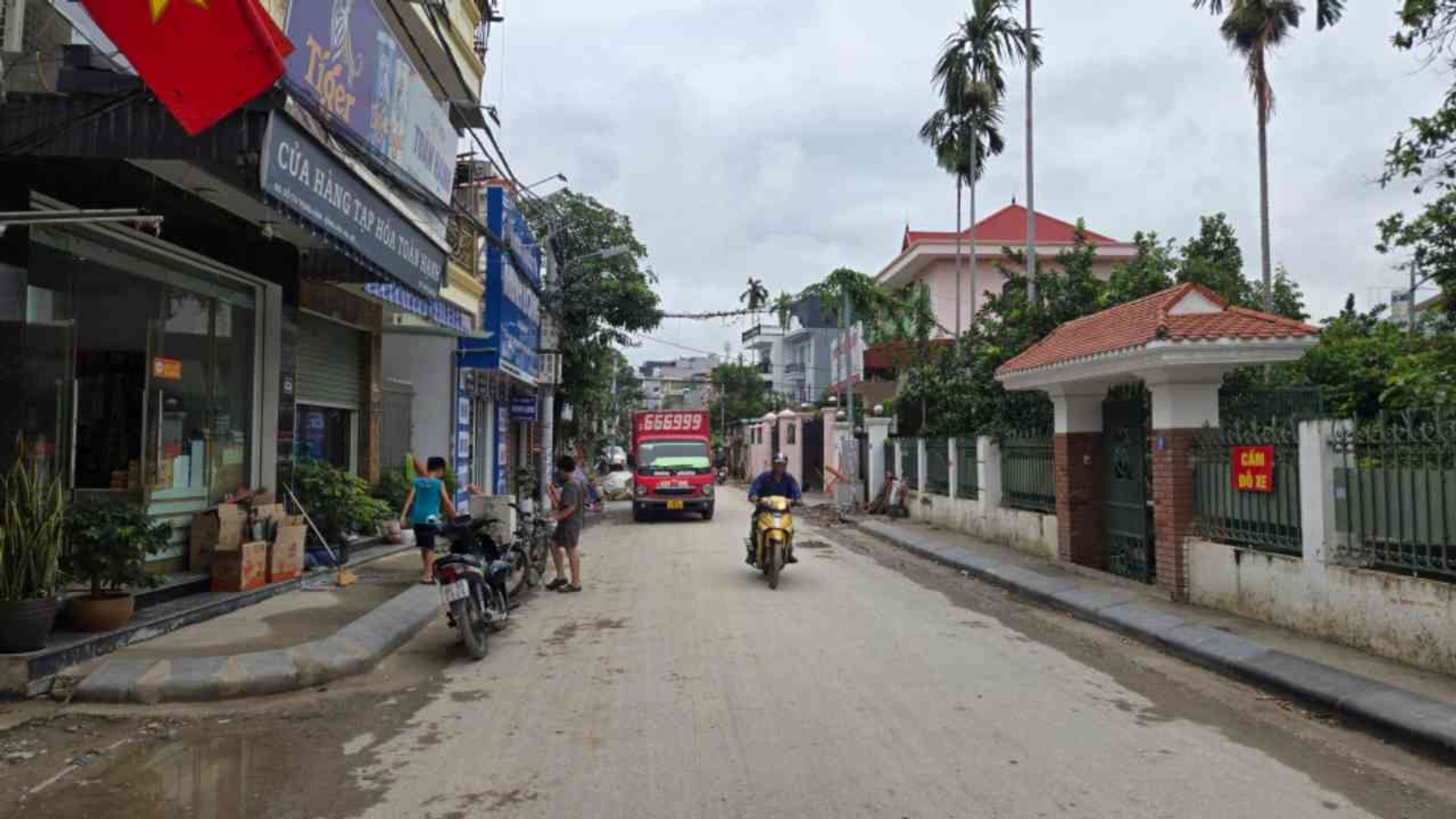 Nhà 4 tầng hiện đại tại khu vực đang phát triển mạnh Trung Hành