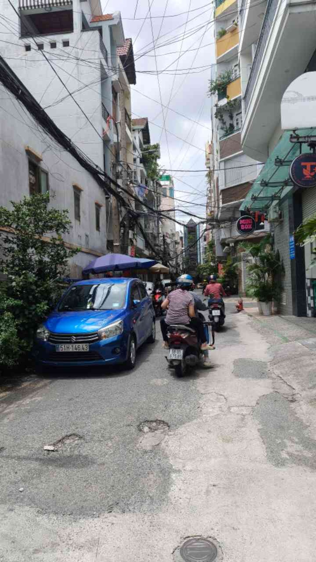 nhà mặt tiền cho thuê 6 triệu, chủ ở trên lầu và đi cồng phía sau.
Nhà xây cầu thang cuối nhà
mỗi t