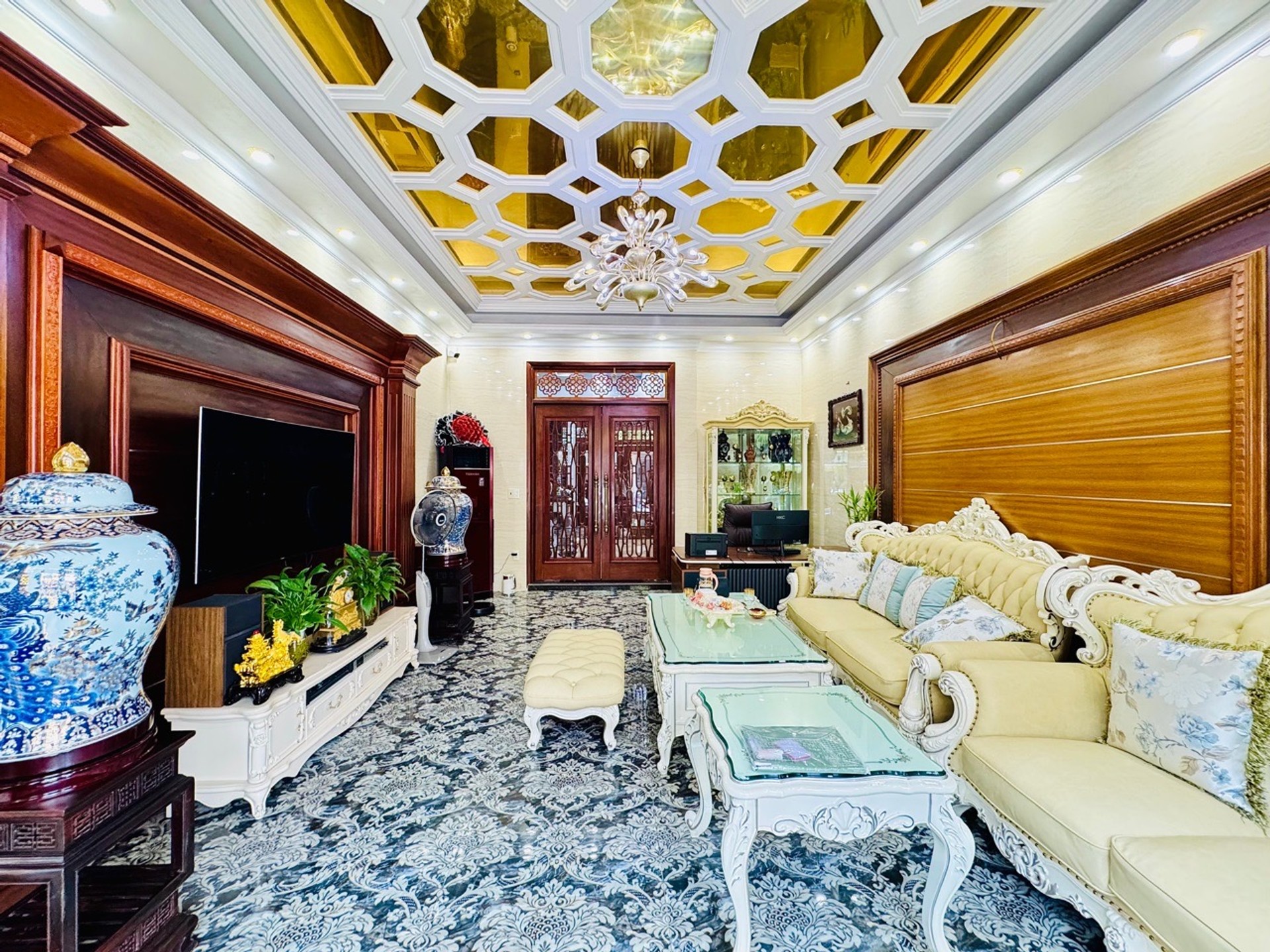 Nhà mặt phố 4 tầng tốt, thiết kế hiện đại tại trung tâm thành phố