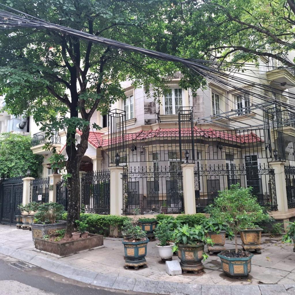 Bán Biệt Thự lô góc Trần Thái Tông 236m2 MT 30m đẹp nhất phố giá 141 tỷ.0868779497 nhận bg tốt nhất