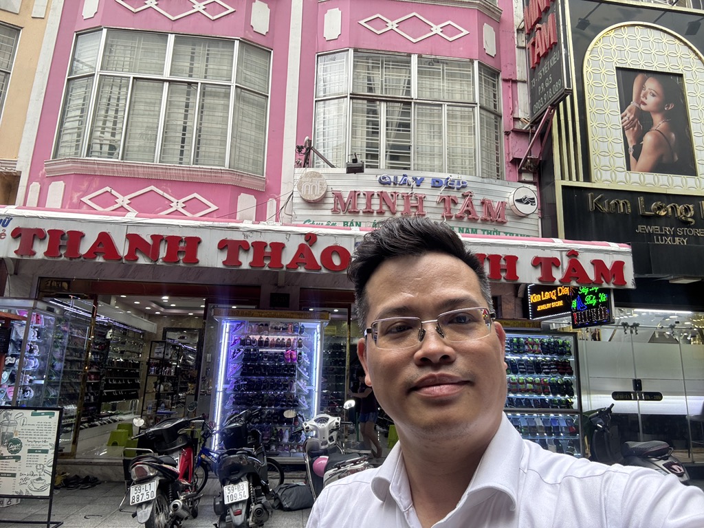 Nhà mặt phố rộng rãi ngay trung tâm Quận 5