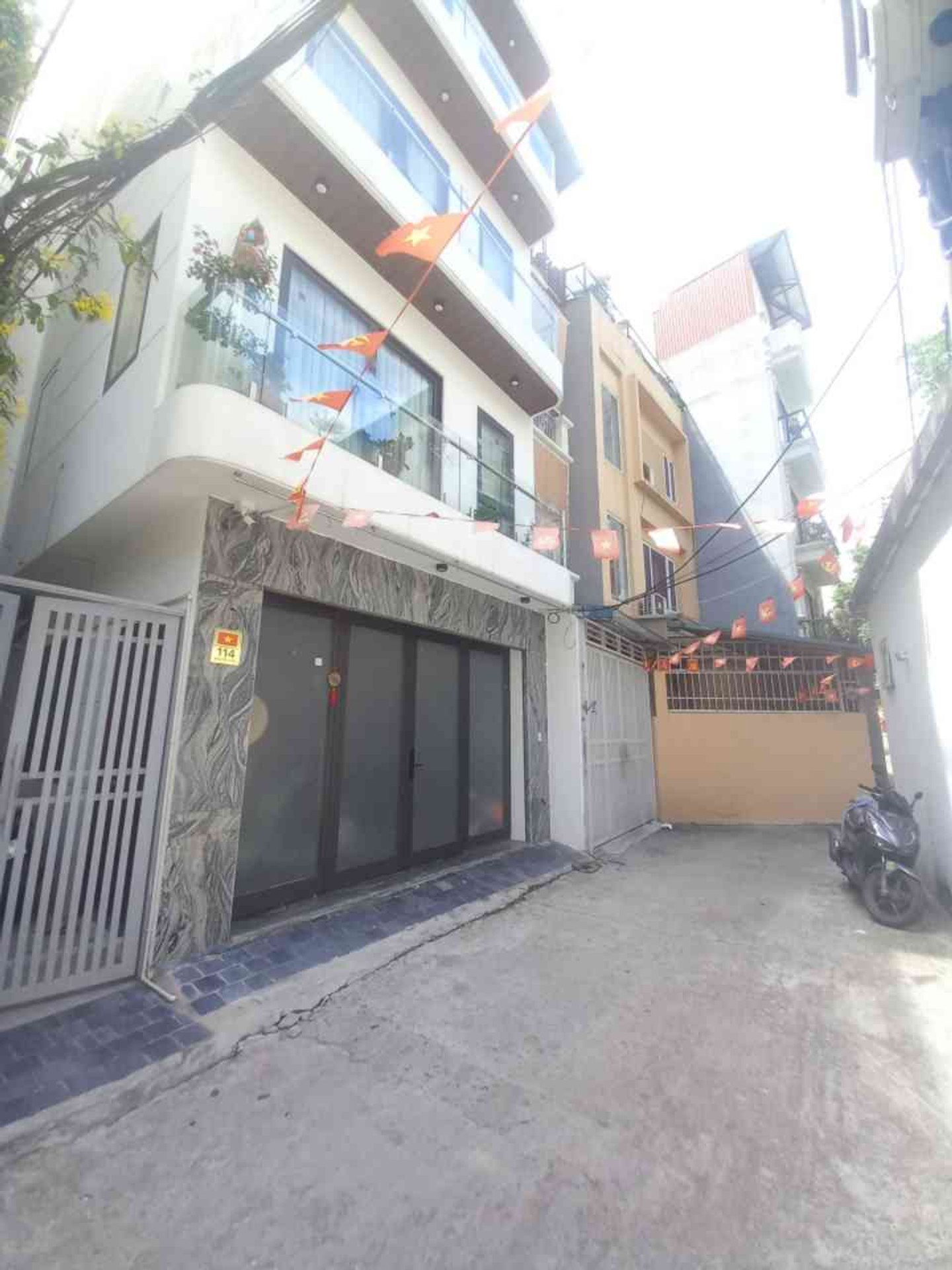 Nhà 7 tầng thang máy lô góc Nguyễn Sơn, gara ô tô, nội thất đầy đủ, vị trí đắc địa