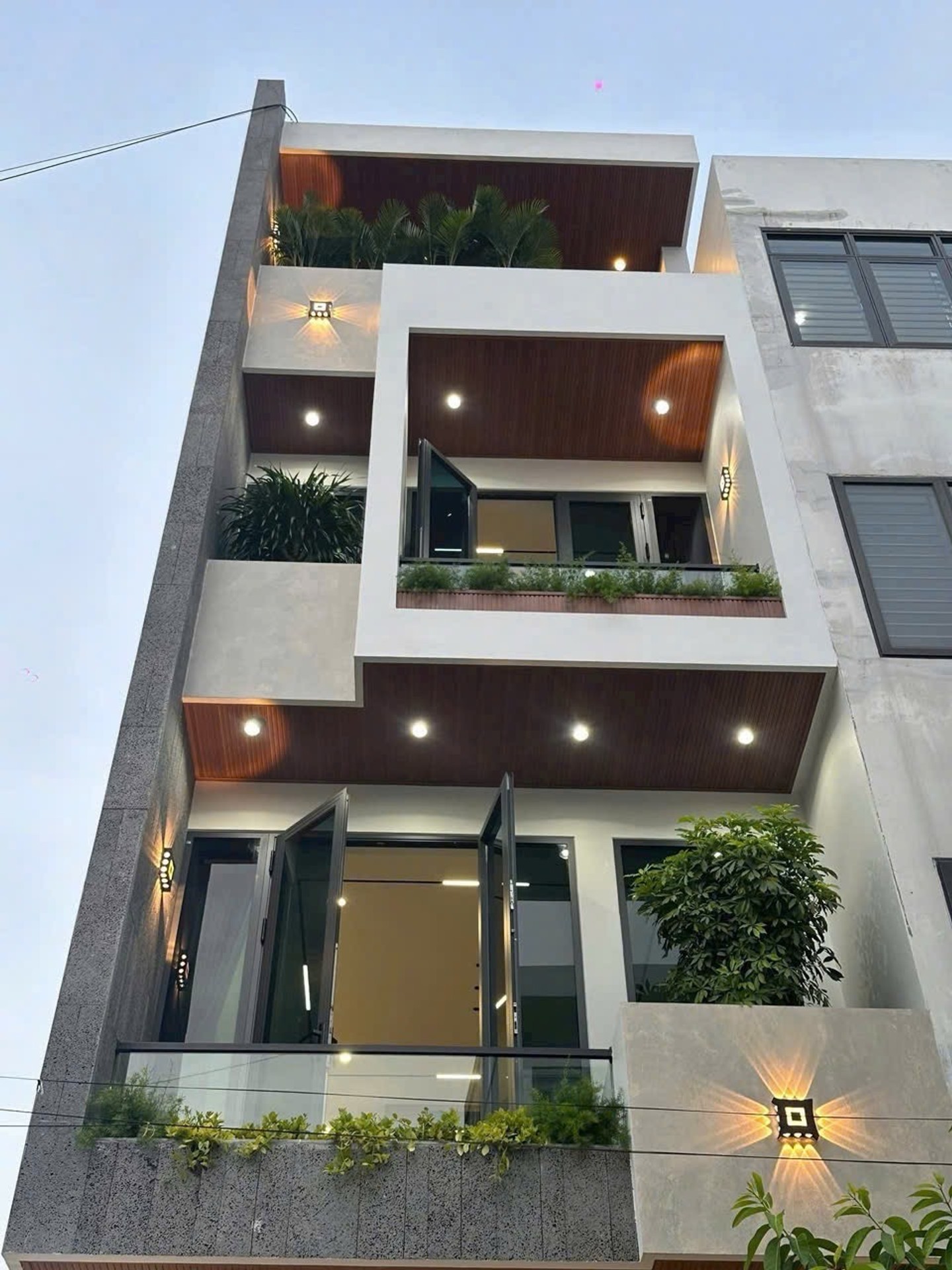 Shophouse hiện đại 4,5 tầng tại trung tâm Tam Kỳ với thang máy và nội thất cao cấp