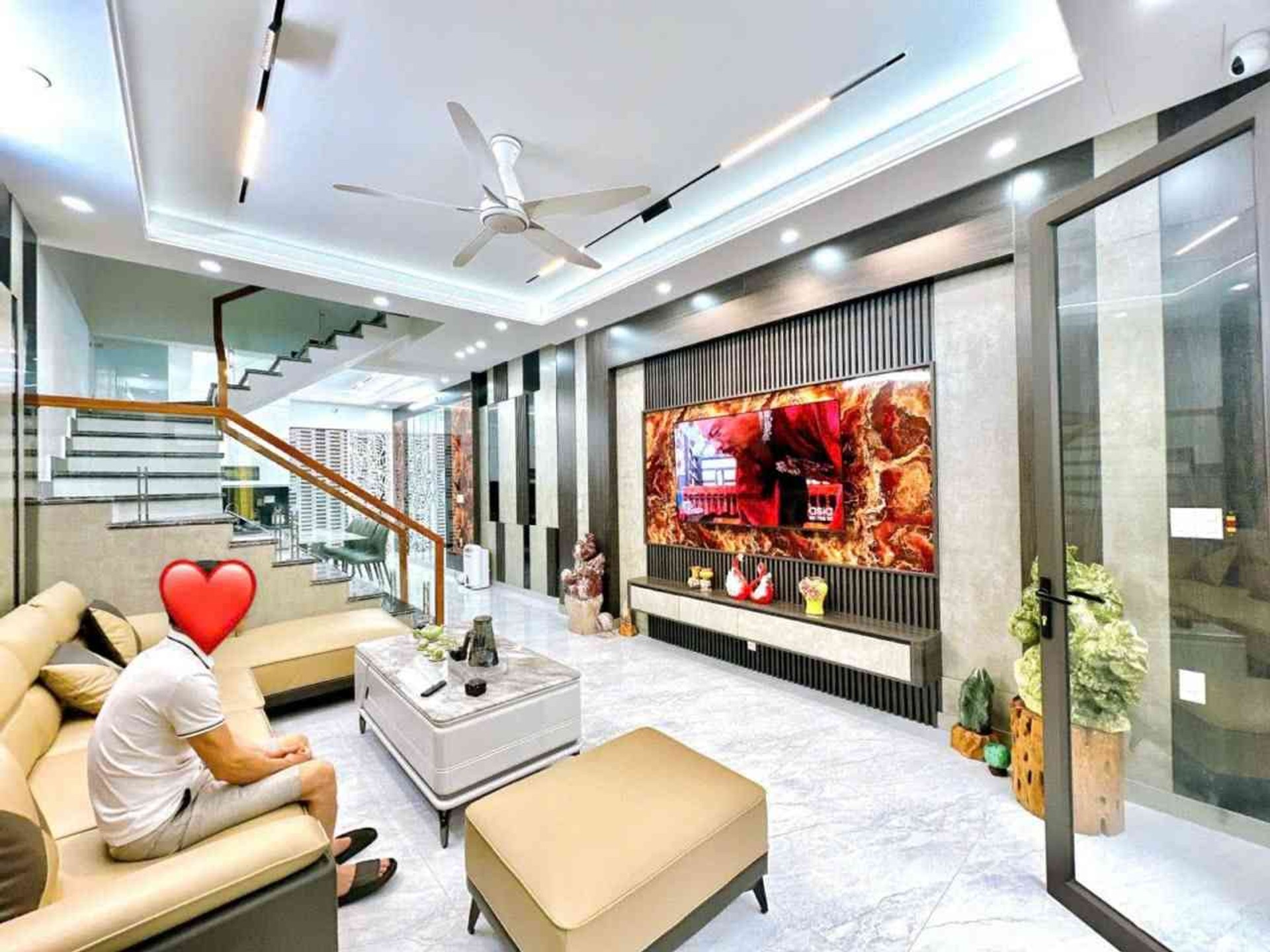 Nhà riêng 4 tầng tại khu vực gần AEON Mall với sân cổng rộng rãi