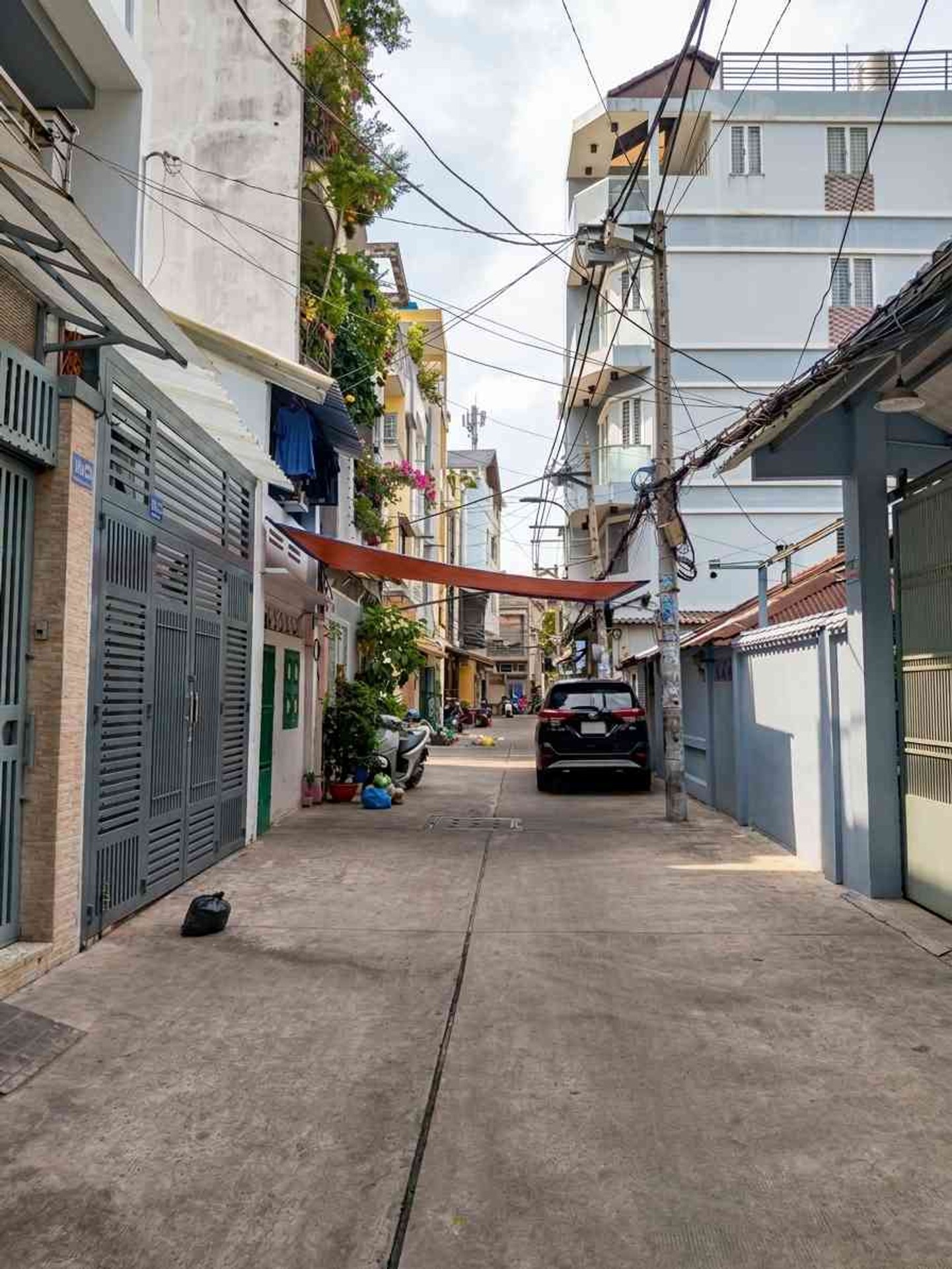 Đặc điểm: Hẻm xe hơi 6m thông sạch đẹp, cách mặt tiền vài căn nhà, nhà mới đẹp ở ngay
Phù hợp