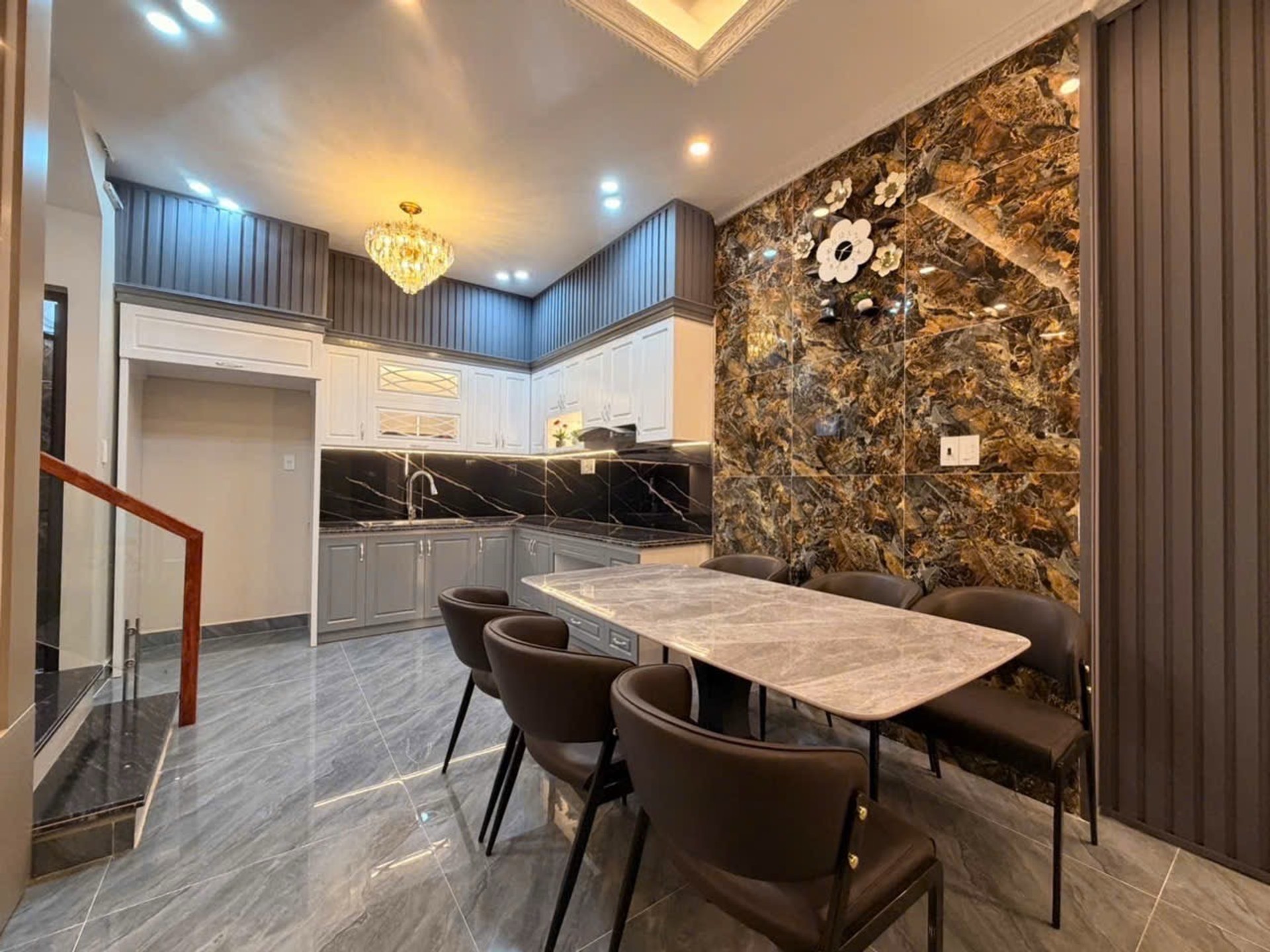 Bán nhà riêng 3 tầng lô góc tại phường X, hướng Đông Nam, đầy đủ nội thất