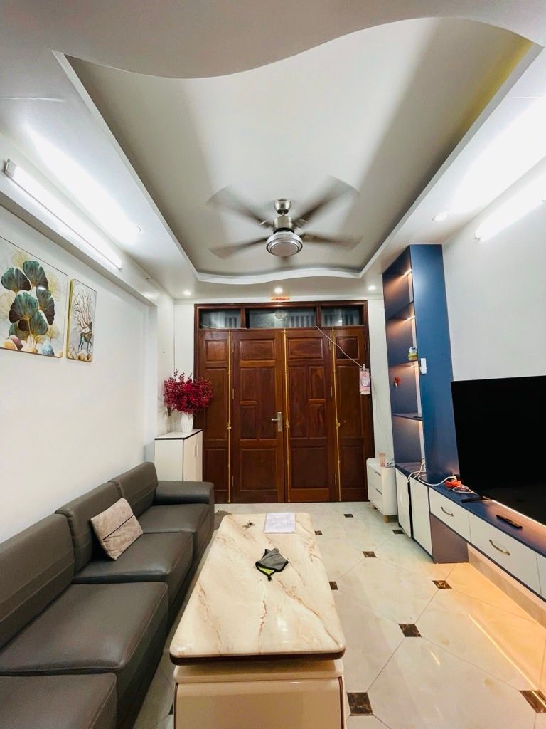 Nhà 5 Tầng Đẳng Cấp Tại Định Công Thượng - Không Gian Riêng Tư Gần Trung Tâm