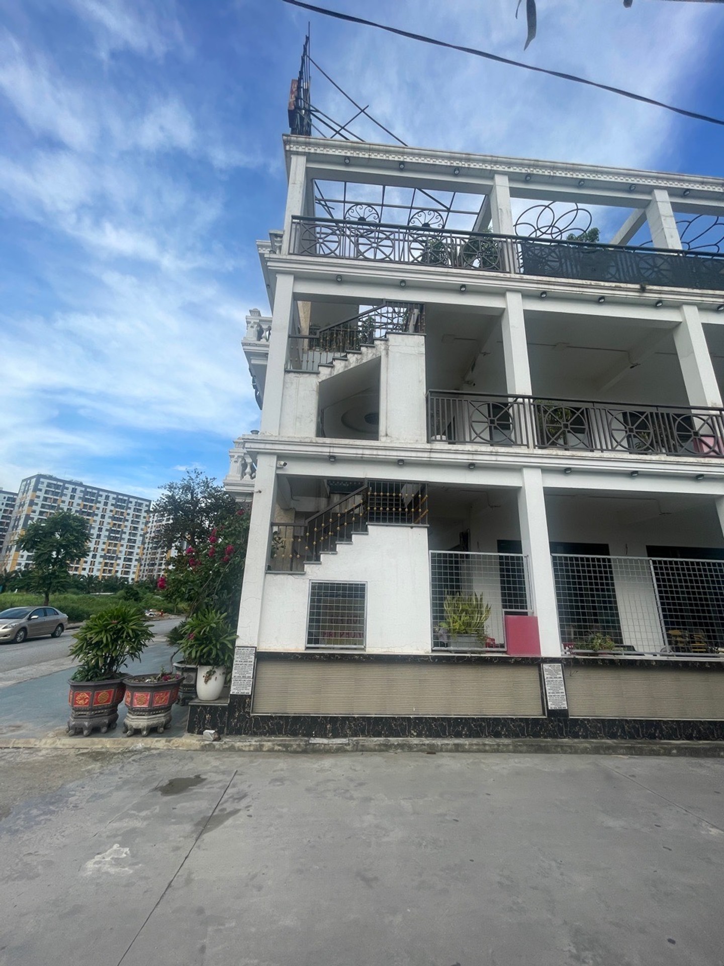 Nhà mặt phố 3 tầng rộng rãi tại khu vực trung tâm thành phố