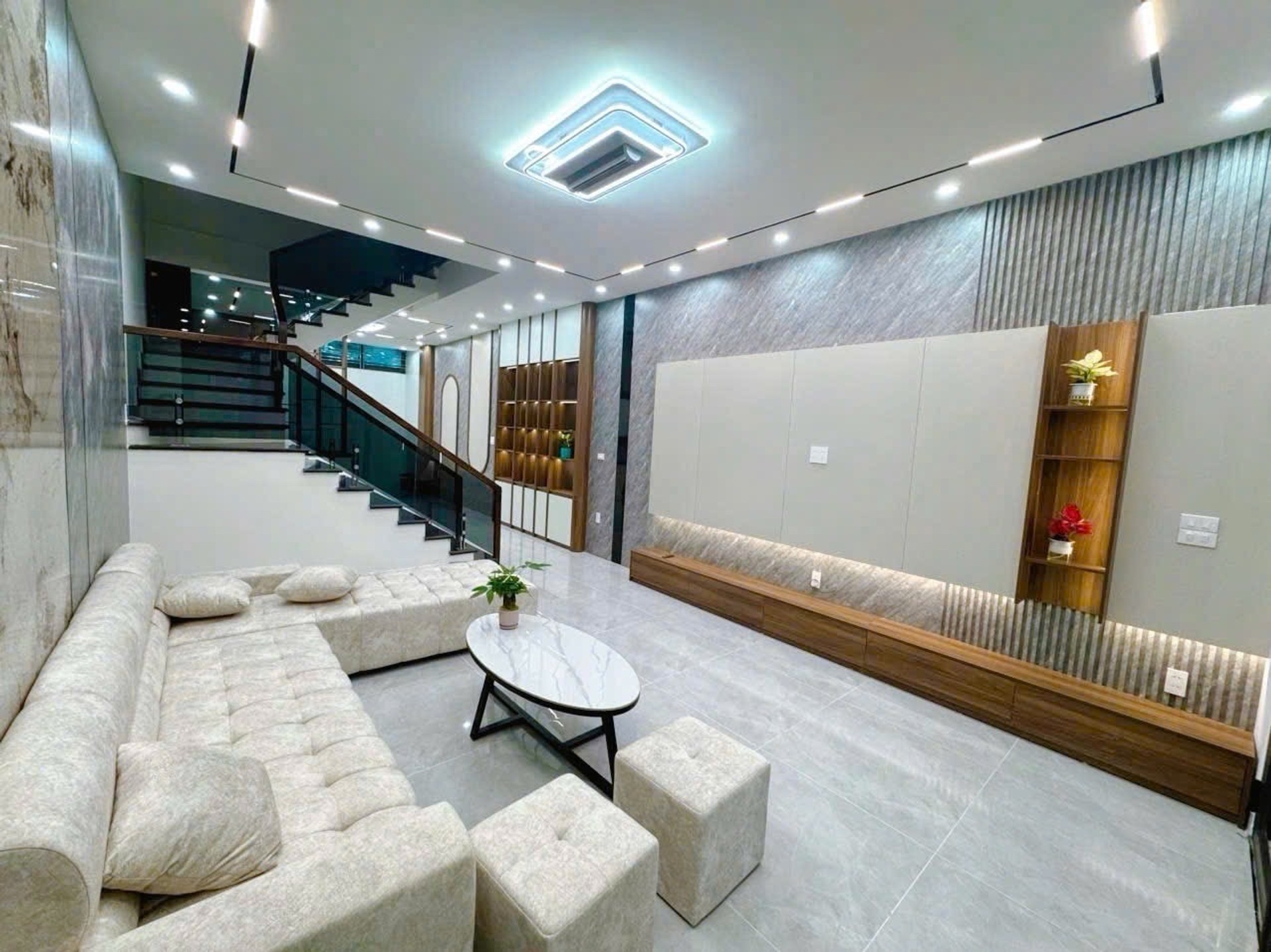 Bán nhà riêng 3 tầng 73m² tại xã Khúc Thừa Dụ, hướng Đông Nam, ngõ rộng tiện lợi