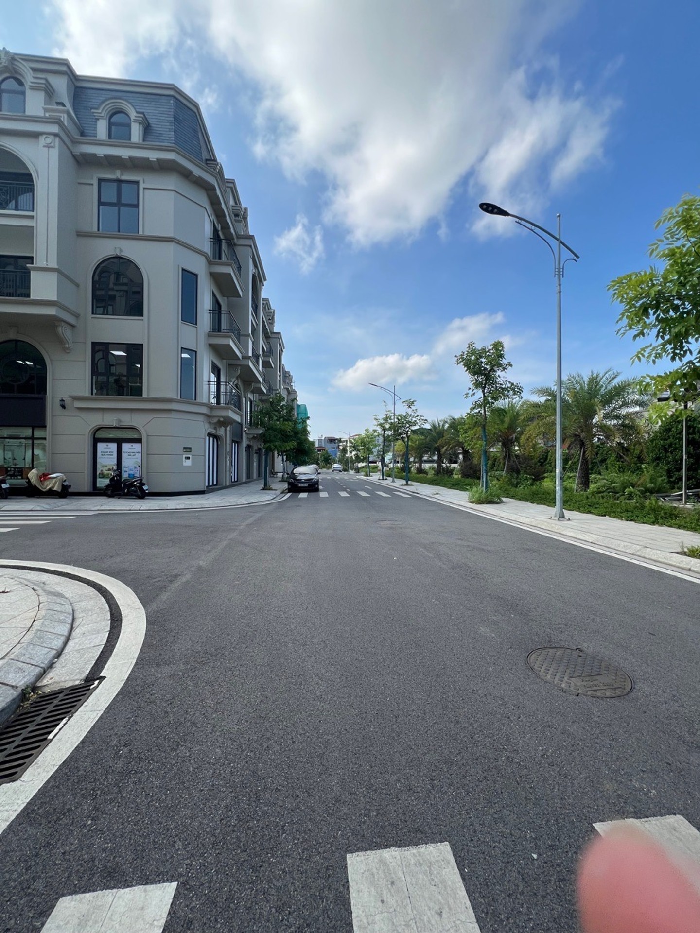 Cơ hội sở hữu nhà mặt phố vị trí vàng tại Royal River City