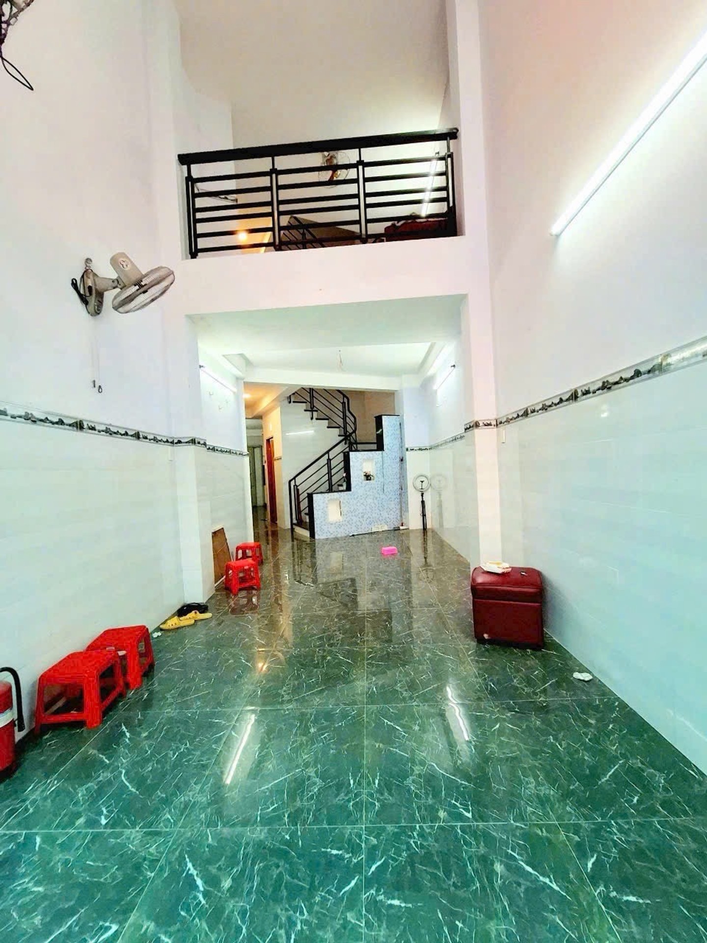 Nhà 5 tầng kiên cố, 6 phòng ngủ, hẻm gần chợ Tân Bình
