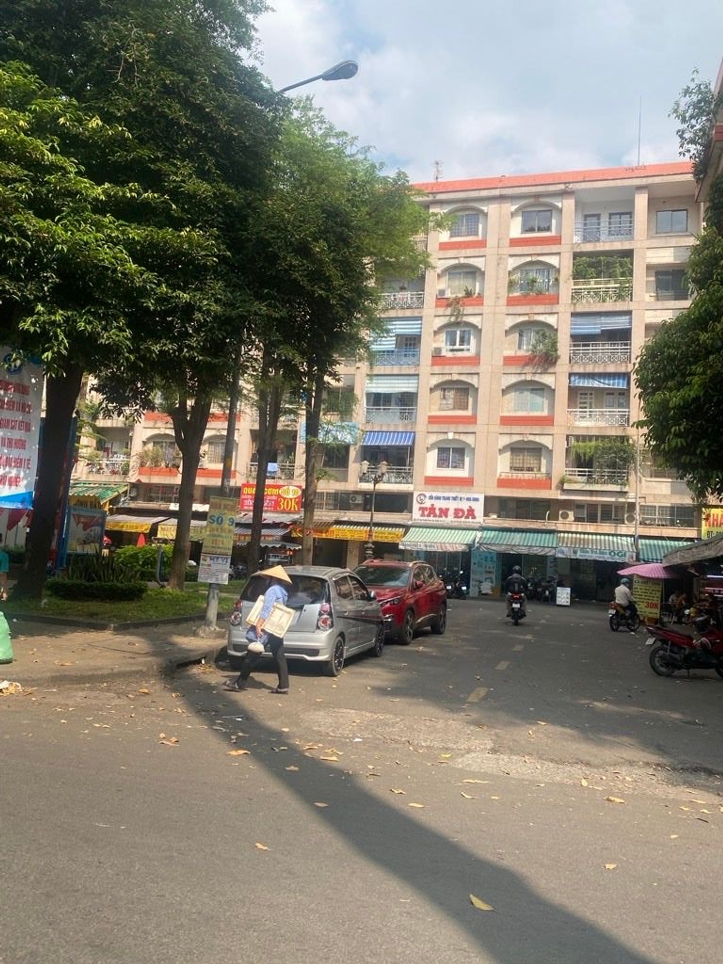 Căn hộ 3PN rộng rãi, giá hời gần trung tâm Quận 5
